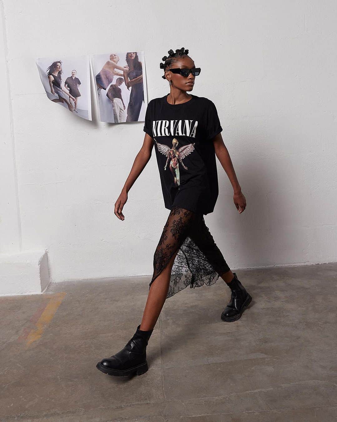 ロジャス・レナーのインスタグラム：「É look descolado e estiloso que vocês querem? 🤘 Aquela camiseta da sua banda favorita é a peça-chave. A dica é usar ela sobreposta a um vestido rendado, trend em alta da estação. O resultado é uma produção super fashionista! Clique nas imagens para garantir agora essas novidades. #StreetStyle #Fashion #LookInspiração #Camiseta #Vestido #Renda #ModaFeminina   ​Camiseta alongada 866445107 | vestido new midi em renda 843685888 | bota cano baixo 625225568 | óculos de sol quadrado 782449901」