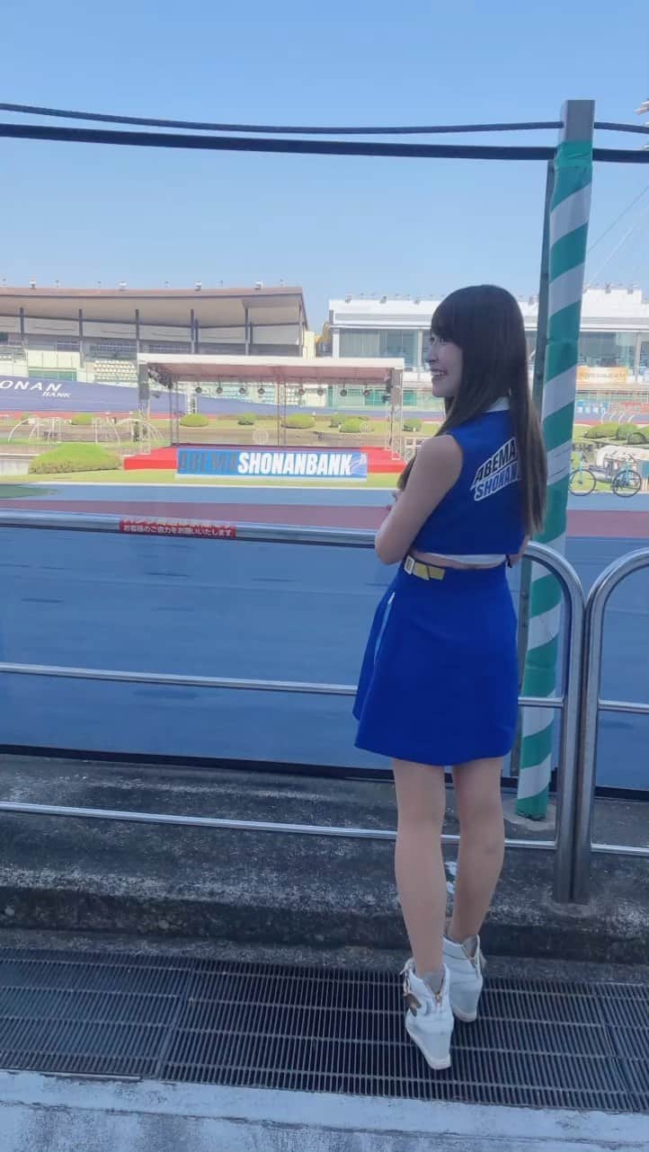 のインスタグラム：「FⅡナイター平塚法人会杯最終日🔥 ⁡ 12R Ａ級優勝は #菅原大也 選手！🚴 ホーム初優勝✨️ おめでとうございます👏🥹 ⁡ ご来場＆生放送ご覧いただいた皆様ありがとうございました💗 ⁡ お馴染みの方いつもありがと〜☺️ 今回私を知ってくれた方もこれからよろしくです❣️🐬 ⁡ 平塚競輪場と満月のコラボ🌕🚴‍♀️ ⁡ 素敵な写真ありがと〜！✨️ ⁡ 写真はDMで送ってほしいです💌☺️ 返信はできませんが🙇‍♀️ ⁡ 次の本場開催は10/20-22🚴‍♀️ バンクエンジェル担当です👼💗 待ってます(*^^*) ⁡ ＊ ⁡ 10/2(月) 彼岸花🌹撮影会 ハイライトから予約ページへ飛べます📸 ⁡ ＊ ⁡ 10/29（日） 撮影会in東京都 詳細出たら告知します✨️ ⁡ #中秋の名月 #彼岸花  #ひだか巾着田 #曼珠沙華 #ポートレート #平塚競輪  #競輪 #バンクエンジェル #ラウンドガール #3150fight #3150fightガールズ #貴族セクシー #boxing #ボクシング #格闘技 #abema #japan #japanese #桐谷流華  #撮影  #撮影会  #モデル  #グラビア  #pechemagazine  #pechemodel #tiktok  #model #ビジョビ  #美容好きな人と繋がりたい」