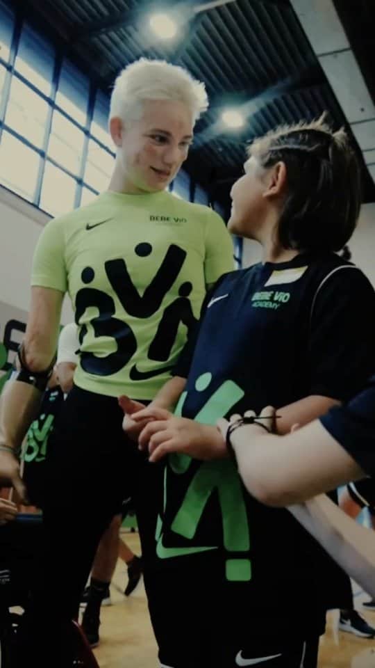 ベアトリーチェ・ヴィオのインスタグラム：「Ogni volta che riesco a venire a Milano alla @bebevioacademy è come vivere un sogno. Il nostro sogno. 🤩  Bambini con disabilità fisiche e bambini normo che praticano sport tutti insieme. 5️⃣ differenti discipline sportive seguite da tecnici professionisti e da un team di ragazzi fantastici che fa divertire e crescere insieme i bimbi.  Grazie al gioco, infatti, riescono a comprendere il valore della diversità e l’importanza dell’inclusione. È proprio questo che spinge sempre più famiglie a credere nel progetto e nella nostra missione. 🫶🏻  La terza stagione della #BVA è appena iniziata.  È gratuita per tutti, sempre più divertente e ancora più numerosa delle precedenti! 🥳」