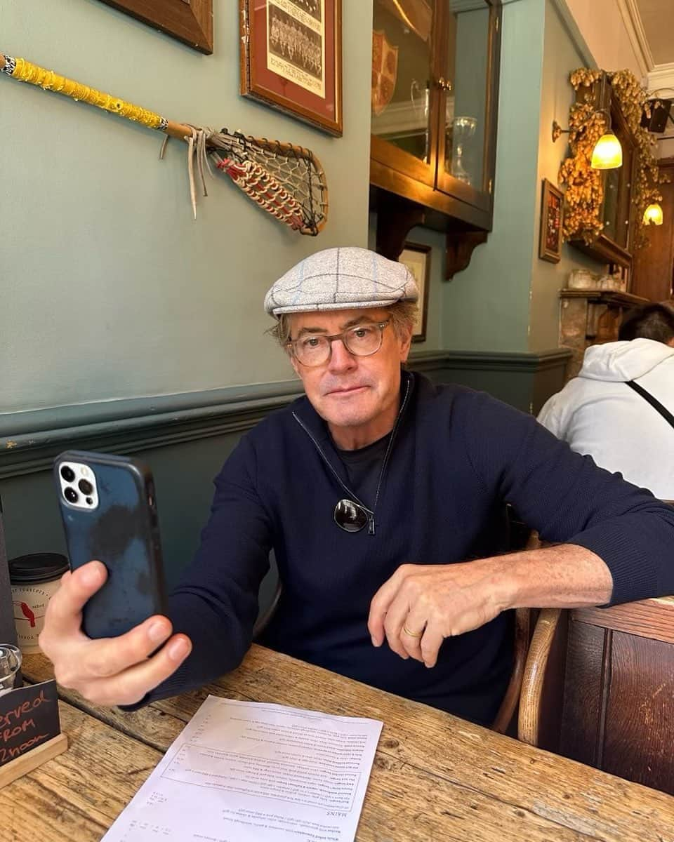 カイル・マクラクランのインスタグラム：「Caught mid-FaceTime to let the crew know that it’s #NationalCoffeeDay. I even wore this hat espresso-ly for the occasion. ☕」