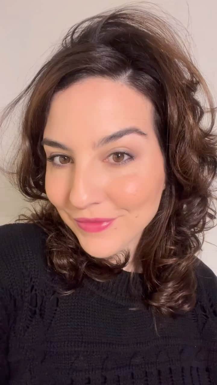 M·A·C Cosmetics BRのインスタグラム：「#MACNOW A maquiadora @chloe_gaya te ajuda a descobrir o segredo para uma maquiagem deslumbrante que realça sua beleza natural: o contorno e o bronzer! 💫✨ Neste tutorial ela ensina como usar os tons do nosso Pó Bronzeador Skinfinish Sunstruck✨☀️  Produtos usados no vídeo: ✨Pó Bronzeador Skinfinish Sunstruck Glow na cor Radiant Richer Rosy  ✨Pó Bronzeador Skinfinish Sunstruck Matte na cor Deep Golden   #ParaTodoMundoVer : A maquiadora  @chloe_gaya ensina como aplicar o contorno no rosto e como finalizar a maquiagem com o bronzer.  #MACNOW #MACNOWBR #BronzerSkinfinishSunStruck」