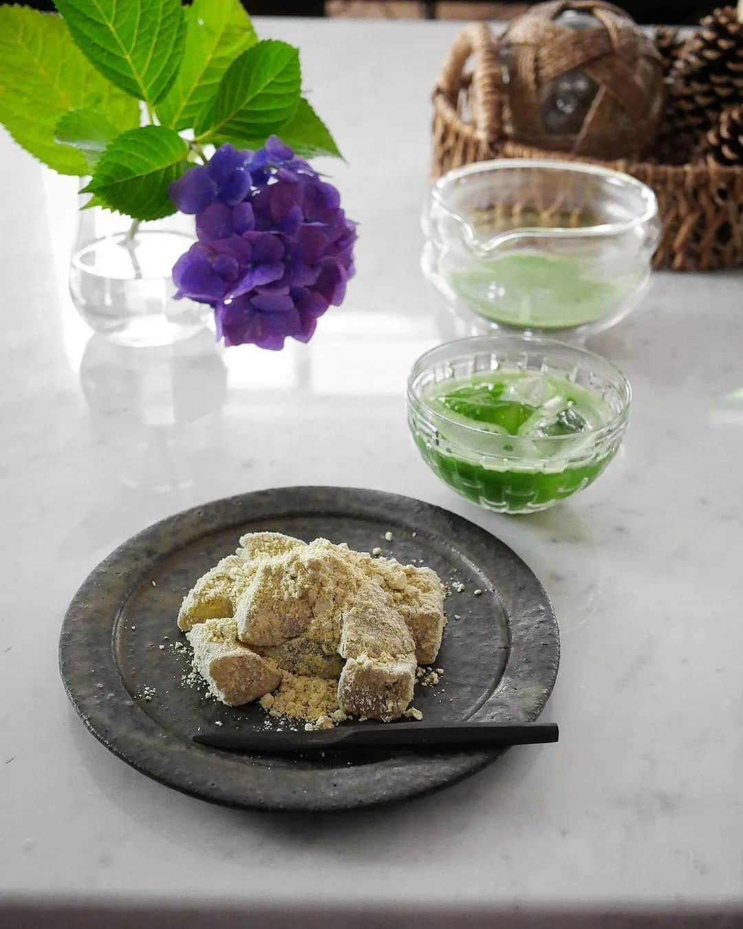 Matchæologist®さんのインスタグラム写真 - (Matchæologist®Instagram)「✨ Afternoon moment of #Zen completed with a cup of freshly brewed #Matcha 🍵 and #Warabimochi. 🙏 Special thanks to @ayumi.kawai_arno for sharing with us these beautiful #MatchaRitual shots featuring our Glass #Katakuchi Matcha-Making Bowl. . This exquisite Matcha Katakuchi (spouted bowl) is meticulously designed for whisking matcha and pouring it into a serving cup, all in one device! 👌 The bowl features heat-resistant borosilicate glass, a visually striking and practical material to showcase the beautiful colour of the matcha as it’s being prepared 😍. . For premium-quality matcha and matcha-ware, please visit Matchaeologist.com. . Matchæologist® #Matchaeologist Matchaeologist.com」9月30日 0時02分 - matchaeologist