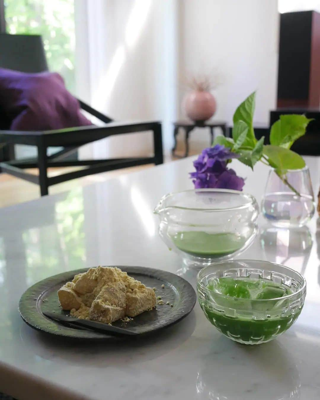 Matchæologist®さんのインスタグラム写真 - (Matchæologist®Instagram)「✨ Afternoon moment of #Zen completed with a cup of freshly brewed #Matcha 🍵 and #Warabimochi. 🙏 Special thanks to @ayumi.kawai_arno for sharing with us these beautiful #MatchaRitual shots featuring our Glass #Katakuchi Matcha-Making Bowl. . This exquisite Matcha Katakuchi (spouted bowl) is meticulously designed for whisking matcha and pouring it into a serving cup, all in one device! 👌 The bowl features heat-resistant borosilicate glass, a visually striking and practical material to showcase the beautiful colour of the matcha as it’s being prepared 😍. . For premium-quality matcha and matcha-ware, please visit Matchaeologist.com. . Matchæologist® #Matchaeologist Matchaeologist.com」9月30日 0時02分 - matchaeologist