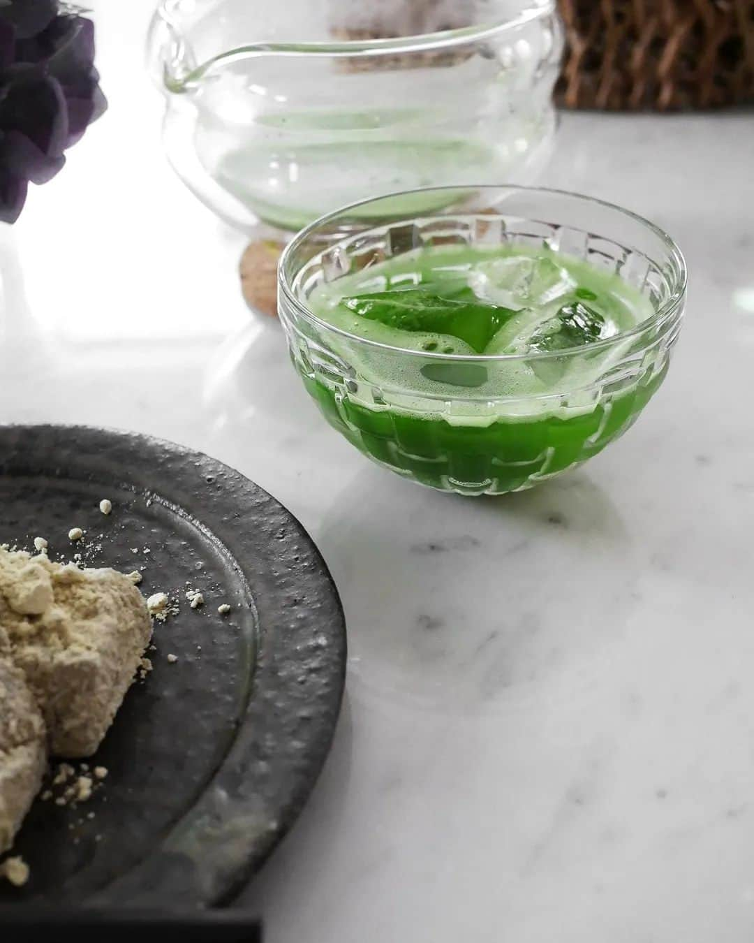 Matchæologist®のインスタグラム：「✨ Afternoon moment of #Zen completed with a cup of freshly brewed #Matcha 🍵 and #Warabimochi. 🙏 Special thanks to @ayumi.kawai_arno for sharing with us these beautiful #MatchaRitual shots featuring our Glass #Katakuchi Matcha-Making Bowl. . This exquisite Matcha Katakuchi (spouted bowl) is meticulously designed for whisking matcha and pouring it into a serving cup, all in one device! 👌 The bowl features heat-resistant borosilicate glass, a visually striking and practical material to showcase the beautiful colour of the matcha as it’s being prepared 😍. . For premium-quality matcha and matcha-ware, please visit Matchaeologist.com. . Matchæologist® #Matchaeologist Matchaeologist.com」