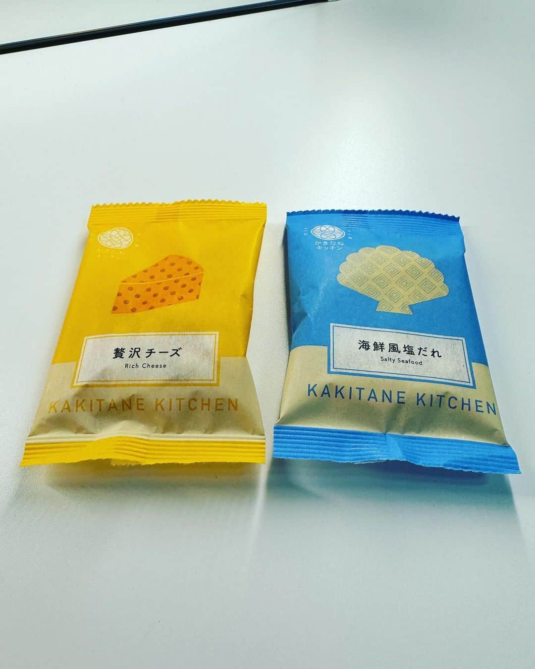 関智一のインスタグラム：「最近よく頂く差し入れの柿の種 これがとても美味しいのよ 皆さんにもお裾分け！  #かきのたねキッチン」