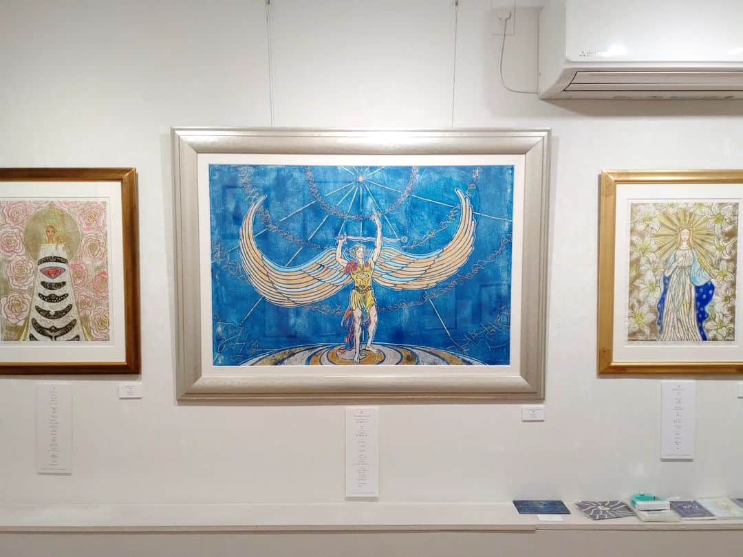 のインスタグラム：「【好評開催中】  長谷川友美 個展 『星の樹 ～ほしのいつき～』 Tomomi Hasegawa Exhibition 2023 2023年9月26日(火)～10月1日(日) 12:00～20:00（最終日17:00終了） 会場：アートモール  This week's exhibition Tomomi Hasegawa Solo Exhibition September 26 tue - November 1 sun, 2023 artist : HASEGAWA Tomomi tue - sat 12pm-8pm  (sun 12pm-5pm)  #長谷川友美 #はせがわともみ #TomomiHasegawa #ヒーリングアート #消しゴム版画 #ライアー奏者 #アート購入 #インテリアアート #アートのある暮らし #アート購入 #contemporaryart #日本橋 #三越前 #アートモール #artmall #アートショップ #artshop https://www.artmall.tokyo/」