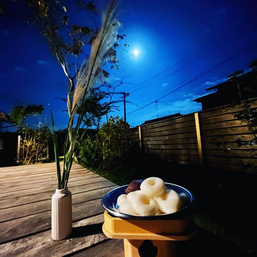 伊地健治のインスタグラム：「・ ・ 十五夜 中秋の名月🌕  静岡県西部では雲の切れ間が多く、美しい月がよく見えました😋  静岡ならではの「へそもち」を買って、ススキを飾り、お月様にお供えをしました。  無病息災、いつも見守って下さりありがとうございますm(_ _)m  お月様が食べたあとの、ちょっと気の抜けた感じのお餅を食べるのが好きです笑  片見月（かたみづき）にならないように、十三夜の月も見ないとですね！  今年の十三夜は10月27日(金)だそうです🌕  久々に一眼カメラを引っ張り出して、お月様を写しました😋」