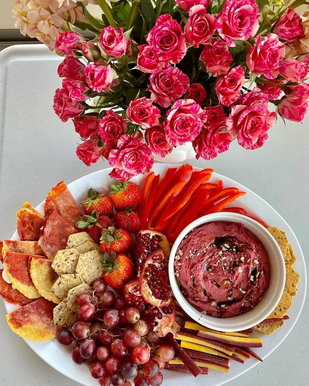 Vitamix Global Headquarters Real foodのインスタグラム：「This beet hummus radiates the perfect after school snack for the fall time - thanks @sarahlee.chowing for this beautifully delicious recipe!   Full recipe: To Dip: - Gochujang tortilla quesadillas - Quinoa crackers - Red grapes - Strawberries - Bell peppers - Pomegranate - Purple carrots  Beet powder hummus: - 1 can chickpeas, drained and rinsed - 3 Tbsp EVOO - 2 Tbsp lemon juice - 2 tsp minced garlic - 2 tsp beetroot powder - 1 tsp cumin - 1/4 cup tahini - 1/2 tsp sea salt - 4 large ice cubes  #vitamix #myvitamix #fallrecipe #UGC」