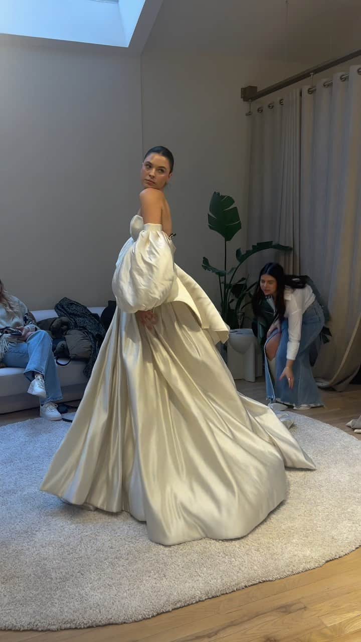 Galia Lahavのインスタグラム：「Yes, this is the entourage we want! ✨Witness the energy and hear the ‘wows’ as @connarfranklin tries on LADY G🤍Join us at our NY Soho flagship to experience your unforgettable bridal journey| Discover haute couture gowns made to fit your unique love story #GLbride #galialahav」