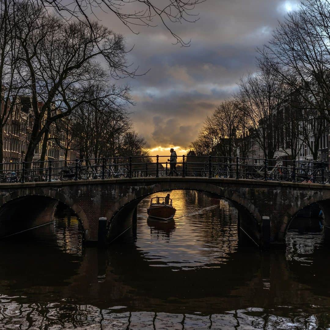 National Geographic Travelさんのインスタグラム写真 - (National Geographic TravelInstagram)「Photo by Muhammed Muheisen @mmuheisen | The sun sets over a canal in Amsterdam. For more photos and videos from different parts of the world, follow me @mmuheisen.」9月30日 0時06分 - natgeotravel