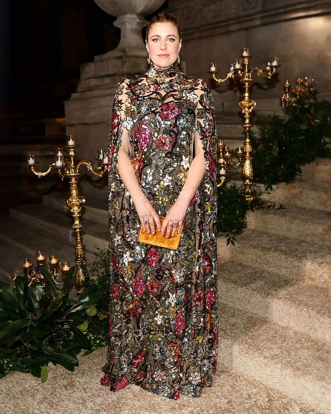 オスカーデラレンタのインスタグラム：「Greta Gerwig sparkles at the Albie Awards in the #odlrprespring2023 multi-hued floral crystal embroidered gown with cape.  Styled by @kateyoung」