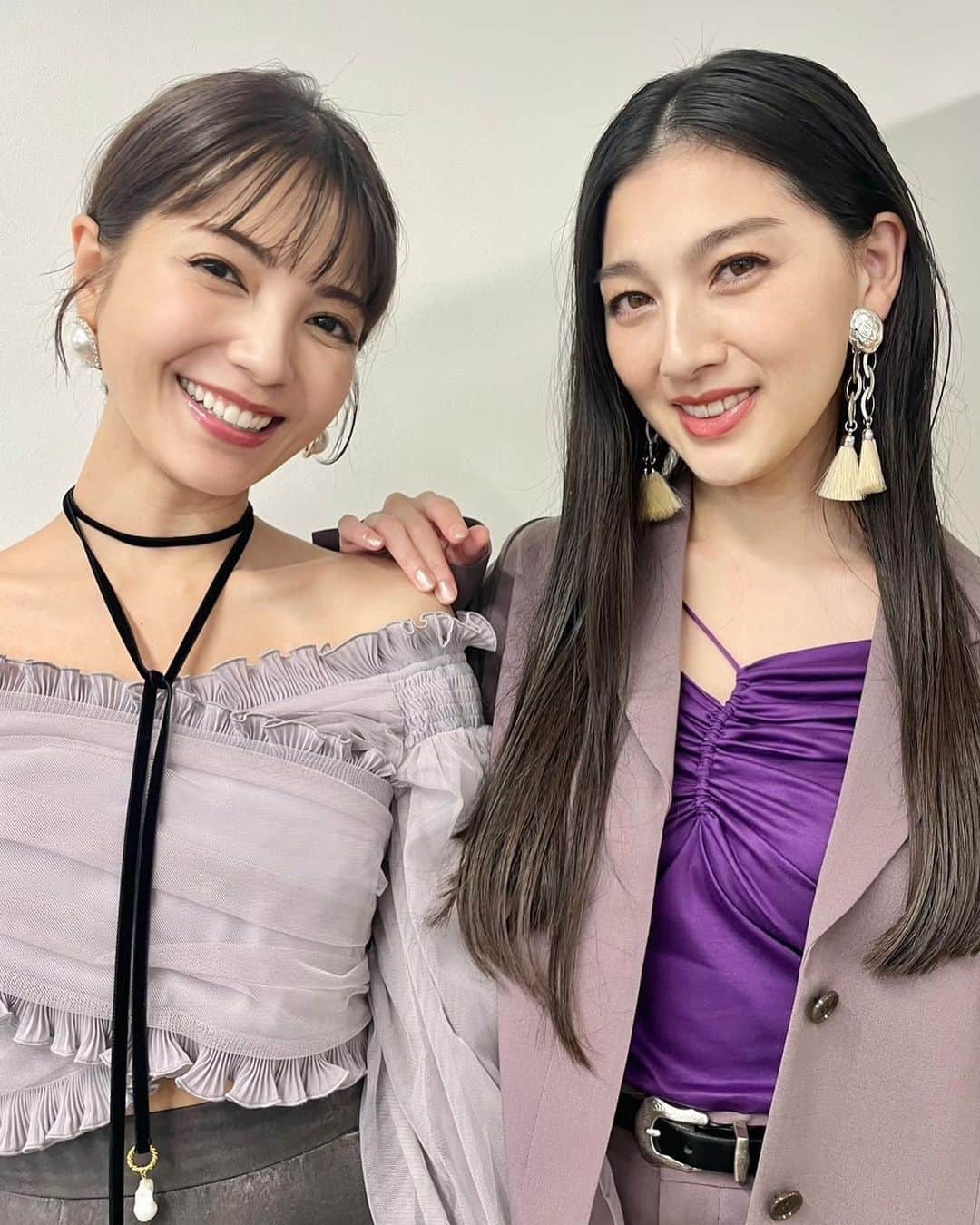 松野井雅（原紗央莉）のインスタグラム：「#魔戒の香 香水発売記念⚜️🪩 莉杏役・南里美希ちゃんとのトークイベント✨ (こちらも約1ヶ月前ですが…)  スペシャルゲストの #牙狼、VTRでは影山ヒロノブさんのメッセージまでいただけて激アツでした‼️  @kage_jampro   ご参加くださった皆様、楽しかったですね！ ありがとうございました⭐️  共演をきっかけに公私共に濃ゆ〜く仲良くしてもらっている美希たんと一緒でラブ過ぎた🩷 @mikinanri_official   初出演からTVドラマ、劇場版では東京国際映画祭でレッドカーペットまで歩かせてもらえて、舞台も、スピンオフも、イベントも含め、役者人生と共に幾度となく歩んでこさせてもらった『牙狼』は私にとって大大大青春😆  @garo_project_2021   香水は他のキャラのも発売されないかな〜 笑笑  @fairytail_parfum_  @fairytail_parfum  ・ ・  Hair & Makeup：@ami_yard  #garo」
