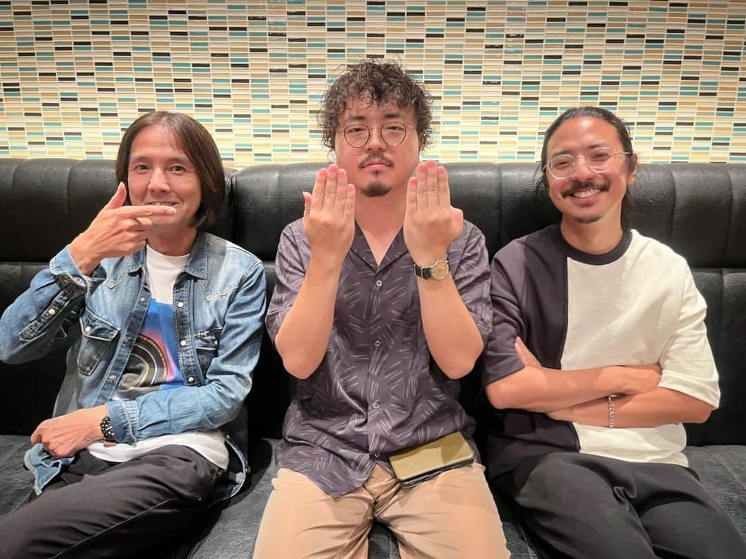 高野寛のインスタグラム：「「ARK MUSIC GATHERING #1」いいライブになった。リハから楽しすぎて、終わる前に打ち上げの相談をするほど。  高木くんも小西くんも、僕がデビューした年に生まれた二周りくらい下の世代だけど、音を出せば関係ない。というか、むしろ僕より演奏が大人っぽい。できる男たち。  僕はといえば、九州ツアーの余韻が体に残っていたので、いい歌が歌えたと思う。二人にたくさん刺激をもらった。またやろう〜」