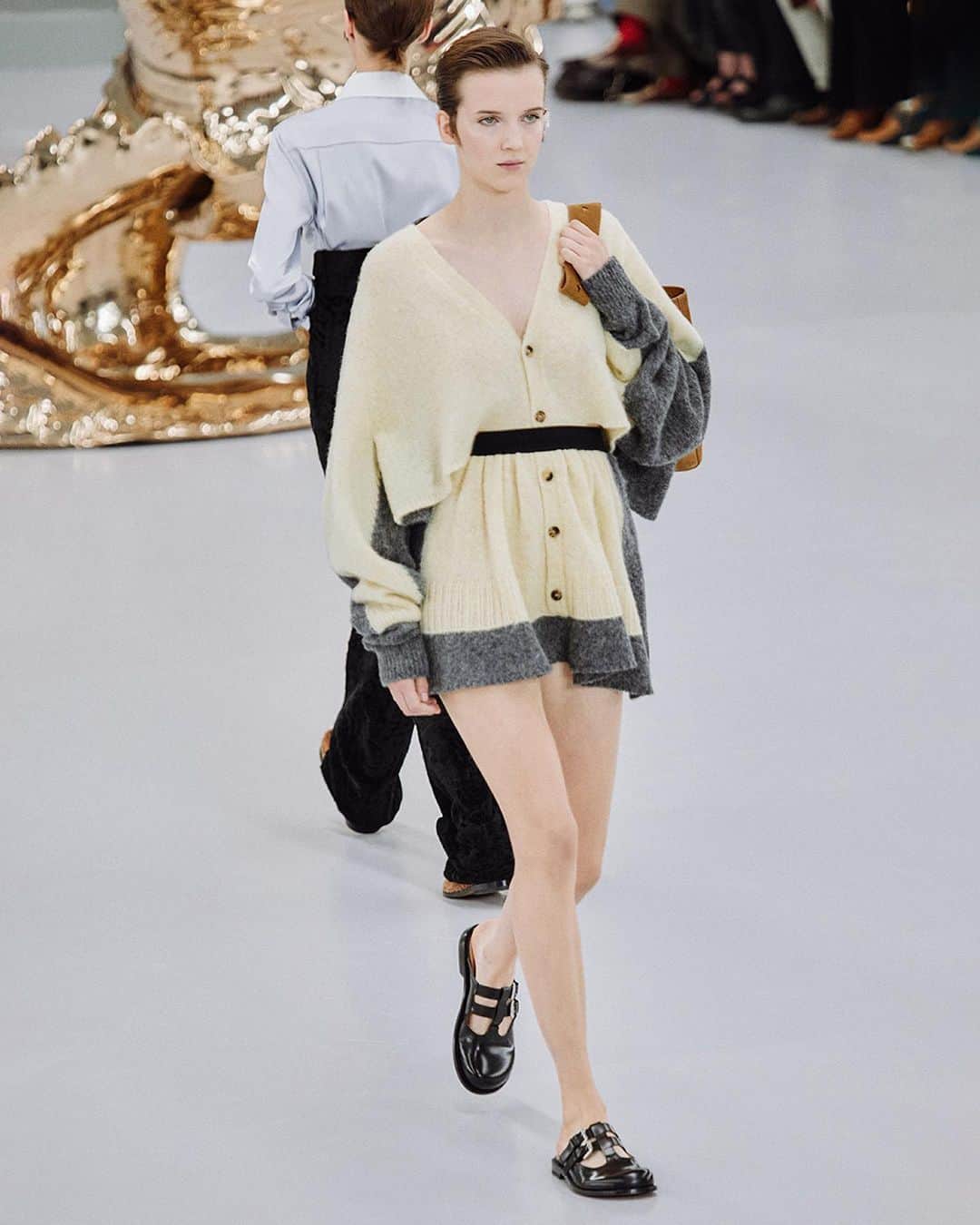 Loeweさんのインスタグラム写真 - (LoeweInstagram)「LOEWE Spring Summer 2024 women's runway collection.  Reducing fashion to the silhouette, focusing on the outline, playing with the sections, altering the proportions. Looking from afar, and then looking close, zooming in on the details.  Creative direction Jonathan Anderson Styling Benjamin Bruno Casting Ashley Brokaw Hair Guido Palau Make up Pat McGrath Show coordination Holmes Production Production La Mode en Images Photography Vasilis Kalegias  Jewellery in collaboration with Lynda Benglis  Artworks Lynda Benglis Power Tower, 2019 Zero Cobra, 2020   © 2023 Lynda Benglis/Licensed by VAGA at Artists Rights Society (ARS), NY. Courtesy of the Artist and Pace Gallery, New York.  #LOEWE #LOEWESS24」9月30日 0時11分 - loewe