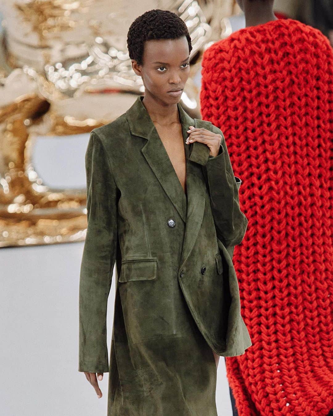 Loeweさんのインスタグラム写真 - (LoeweInstagram)「LOEWE Spring Summer 2024 women's runway collection.  Reducing fashion to the silhouette, focusing on the outline, playing with the sections, altering the proportions. Looking from afar, and then looking close, zooming in on the details.  Creative direction Jonathan Anderson Styling Benjamin Bruno Casting Ashley Brokaw Hair Guido Palau Make up Pat McGrath Show coordination Holmes Production Production La Mode en Images Photography Vasilis Kalegias  Jewellery in collaboration with Lynda Benglis  Artworks Lynda Benglis Power Tower, 2019 Zero Cobra, 2020   © 2023 Lynda Benglis/Licensed by VAGA at Artists Rights Society (ARS), NY. Courtesy of the Artist and Pace Gallery, New York.  #LOEWE #LOEWESS24」9月30日 0時11分 - loewe