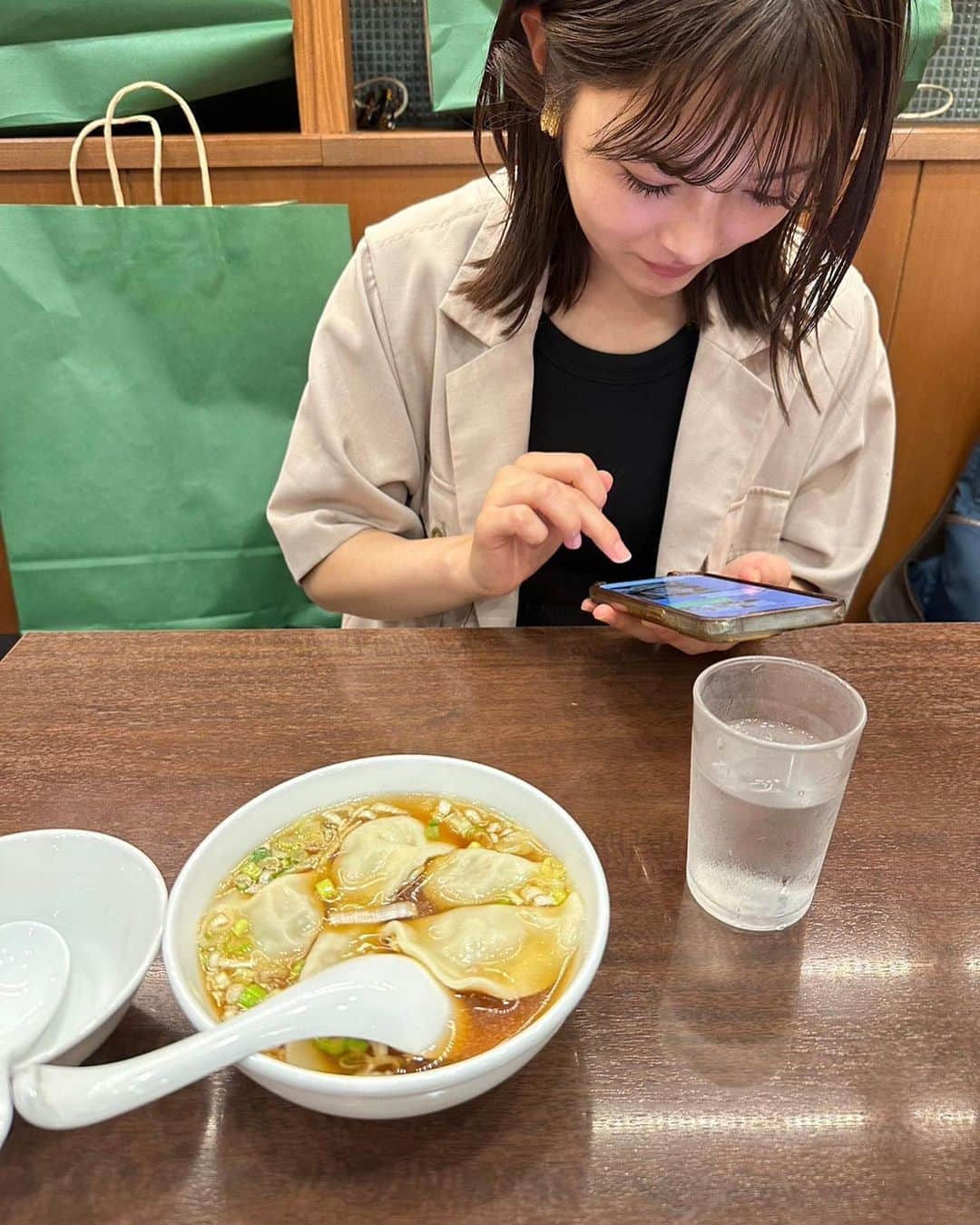 井上咲楽のインスタグラム：「最近の日常！ ・町中華食べに行った ・家に友達呼んでご飯作って食べてもらうのが最近とても楽しいです！引っ越してから楽しいことナンバーワンかな。 土鍋で炊いたごはんを盛り付けているところです  ・新婚さんいらっしゃい！の収録の時に美術スタッフさんのシェリーさんが美味しいお菓子を手作りしてくださいます。 とても美味しいですし、形どってあったり可愛い見た目になるように型抜きしてくださったりしているのかなと思うとほっこりします😆  ・実家で育てているパイナップルの頭 実家は食べ終わった植物をよく育てていてたまにビックリします  ・妹が家に来てくれることになったので、炊き込みご飯をせっせと炊いてチヂミを作って冷凍しておきました  ・誕生日プレゼントでもらった電動のペッパーミル！ ボタンを押すと自動でミルがひかれて、さらに光るのがちょっと面白くて気に入っています笑」