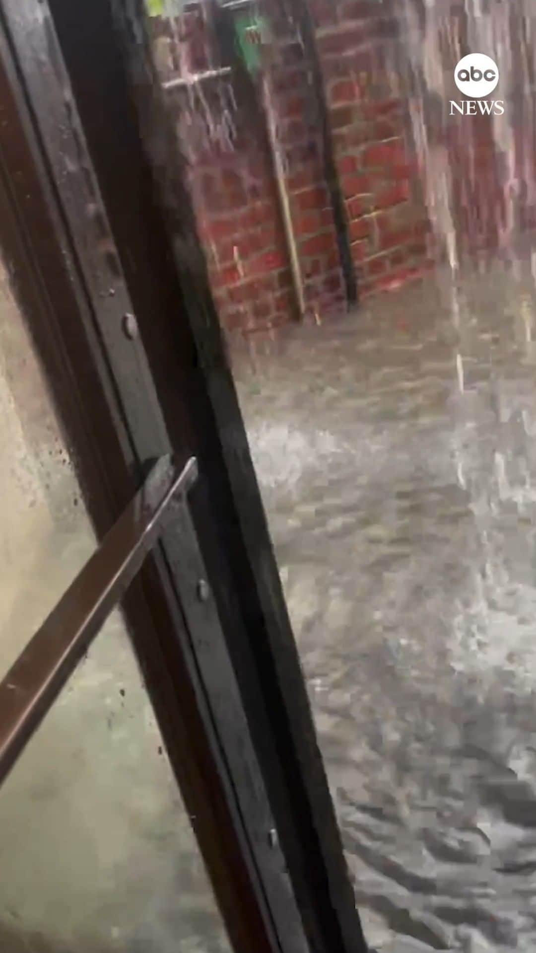 ABC Newsのインスタグラム：「The NYC area is facing major flooding as heavy rain slams New York, New Jersey, Pennsylvania and Connecticut. Parts of Brooklyn were submerged by 1 to 2 inches per hour of rain by Friday morning.  NY Gov. Hochul declared a state of emergency for the state due to significant flooding, saying, "It is critical that all New Yorkers take all necessary precautions and avoid flooded roads, which are some of the most dangerous places during flash floods."  The latest is at the link in bio.」