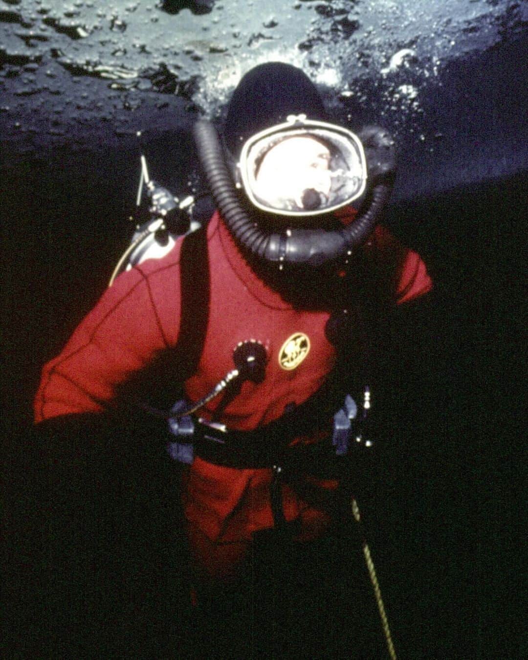 ロイヤル・ファミリーのインスタグラム：「Did you know that The King is the first British monarch to be a qualified diver? 🤿  In 1975, at the age of 26 years old, His Majesty undertook a half-hour dive under Arctic ice at Resolute Bay, Canada.  Years later, The King dived underwater onto the Mary Rose, Henry VIII’s warship, nine times before it was raised from the seabed in 1982.  ⬅️ Today at the Global Underwater Hub (GUH) in Aberdeenshire, His Majesty learnt about the centre’s educational outreach programmes and saw firsthand how an underwater ROV (remote operating vehicle) is used.  The King toured exhibits demonstrating underwater diving technology, underwater 3D image capturing, and eco friendly artificial reefs which provide subsea protection and enhance biodiversity.  The GUH is the leading trade and industry development body for the UK’s underwater sectors, representing the range of businesses operating in the industry and showcasing vital work being undertaken including offshore energy, aquaculture, defence and telecoms.」