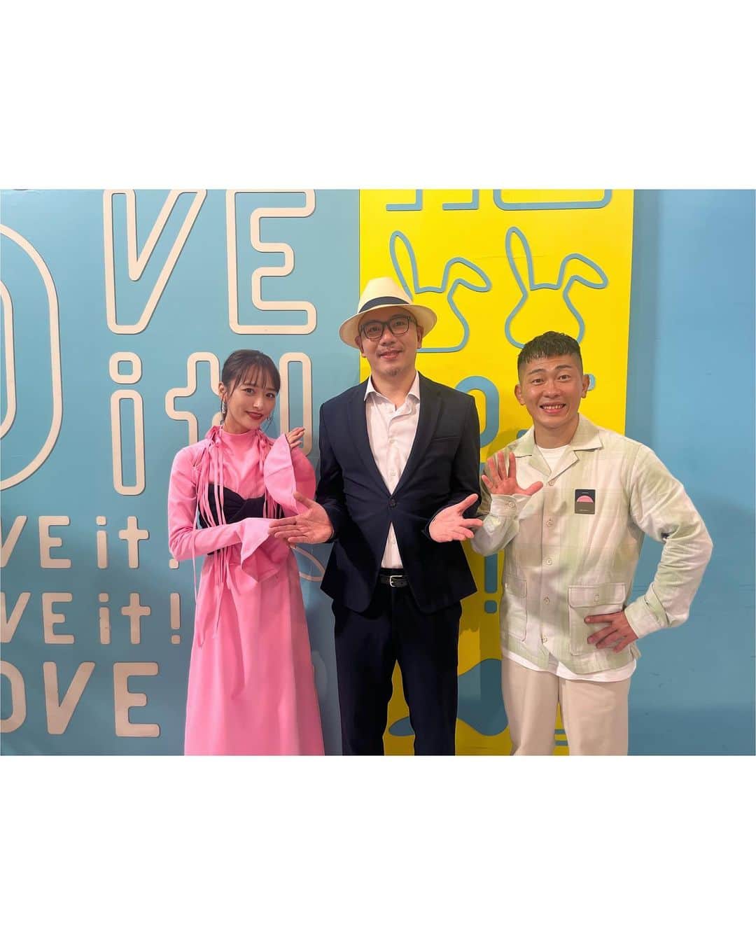 近藤千尋のインスタグラム：「ラヴィット ありがとうございました💕☺️ @rake_sendai_japan  さんが なんと！！サプライズで 太田夫婦に100万回のIloveyouを歌いに 来てくださいました。。🥹🤍 涙がポロポロ止まらず 結婚式💒👰‍♀️🤵‍♂️のエンドロールの曲で 私たちにとって宝物の曲なんです💛🎙️ ラヴィットはいつも夢を叶えてくれる… 本当に感謝です😍‼️  くっきーさんの絵は太田家で大切に 飾らせていただきます❤️ ラッセンの絵に引き続き嬉しいなぁ🖼️  ピンタンパンのたんちゃん、 ずっと好きでしたって言ってくれて こちらこそ嬉しすぎです😍💕  明日は大洗海上花火大会MC🎆です❤️ ぜひみなさん会いに来てね🙆‍♀️🎵 @oaraihanabi   #近藤千尋衣装  「ラヴィット」 one-piece @pameopose bustier @neuna_official shoes @zara」