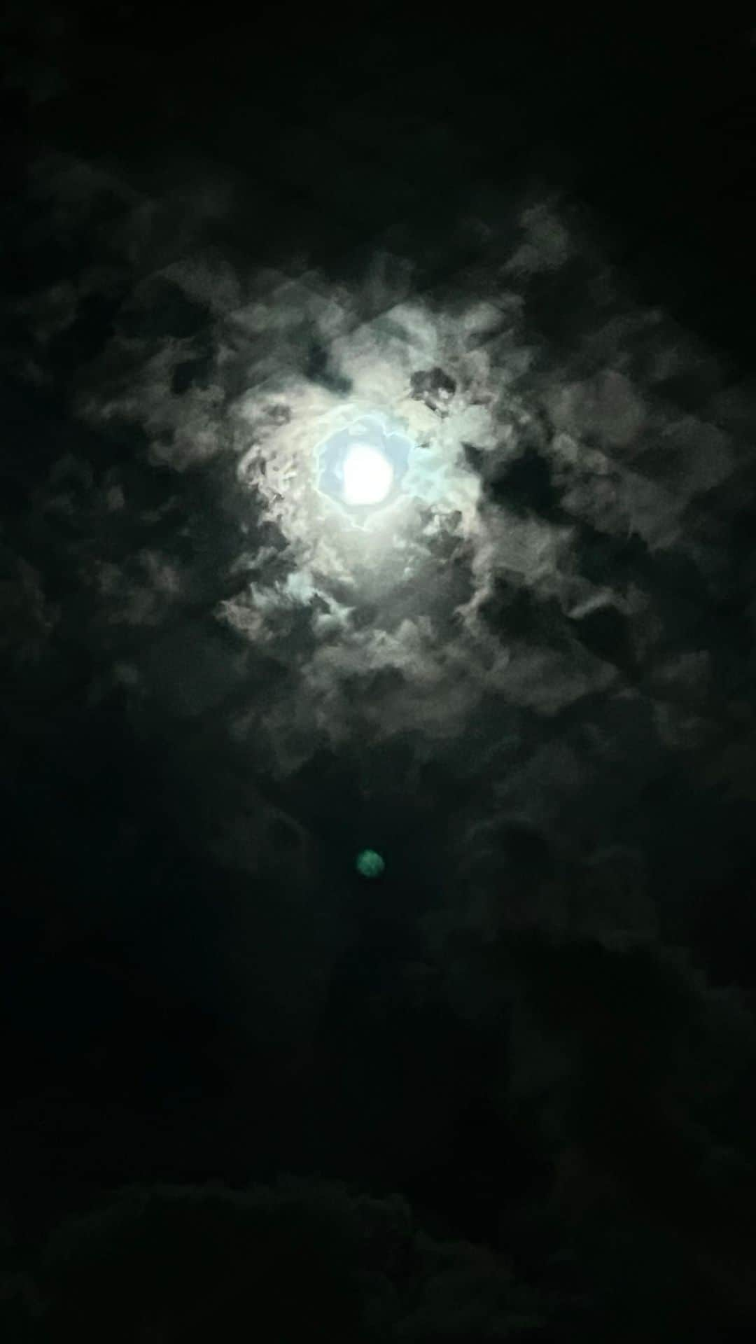 YURIのインスタグラム：「🌖🌗🌘🌑🌒🌓🌔  15夜の月、、 nothing like  であってる？ a good time lapse」