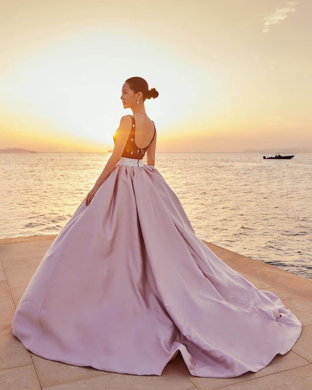 曾之喬のインスタグラム：「睡了沒呀？ 中秋佳節深夜福利來了😍。 · 真的是絕美了吧這套？ 夕陽+禮服（+me💋)，全場美到尖叫。 當時為了醉象晚宴挑選了這套禮服，沒有想太多關於配色的眉角，主要就是覺得很美，以及禮服完全貼合我身不用修改。（超難得） 沒想到當天穿著這套的衣服，走出飯店房門，散步到海邊，映入眼簾的，是壯觀的粉嫩夕陽光，搭上了我的粉紅大蓬裙擺。 天賜的絕配，雞皮疙瘩，心裡有說不出的幸福和感謝。 · 這是我這一趟在雅典看到的，最美的一幕，能在現場看到的同伴們，都覺得自己非常幸運，大家分享著這一份宇宙送給我們的浪漫✨✨✨。 · 昨晚在睡前的冥想，還特意挑選了「月光賦能」，觀想著圓滿的盈月，清明的月光，溫柔照耀我們身體的每一處，得到清理🤍。 · 祝大家中秋快樂✨✨✨✨✨。 身心平平安安。 · #中秋節快樂 #絕美醉象晚宴 #謝謝宇宙的浪漫 All accessories @apmmonaco」