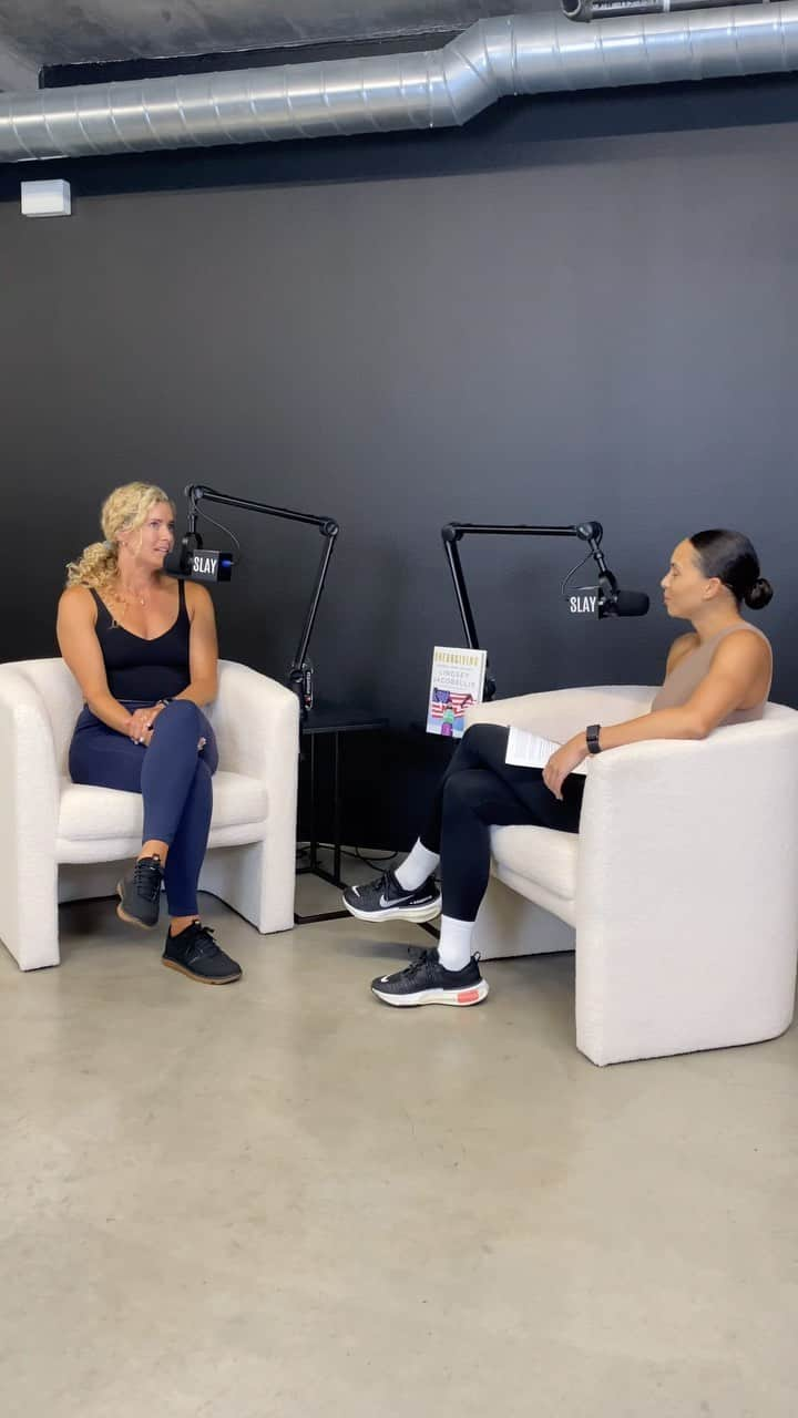 リンゼイ・ジャコベリスのインスタグラム：「Amazing afternoon and an honor to be featured on the @slayathletic podcast hosted by @louisehazel - Such a unique opportunity to be interviewed by a world-class athlete who can understand, at a deep level the struggles I had during my career. We dive into my book Unforgiving, Lessons From The Fall - Also we talk a lot about fitness and women’s health. We are driven individuals and it was exhilarating sharing this space with Louise 💕 Stay tuned for the full episode in Late November 🎥」