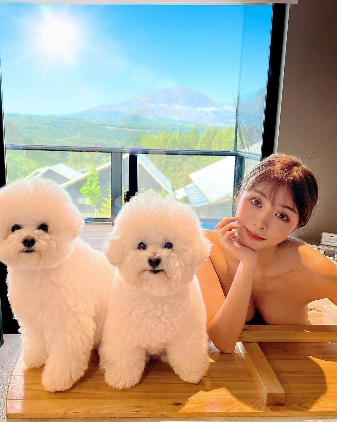 濱野りれのインスタグラム：「The superb view from the villa I could see Asama mountain from here. How about my family photo?❤️‍🔥  ヴィラの天然水のお風呂から浅間山が見えたよん🐩 わんこたちが奇跡的に全員カメラ目線でした🥺💗  #kuzanbo #karuizawa #privatevilla #japantravel #traveljapan #dogtravel #asamamountain #bichonfrise  #あさま空山望 #軽井沢 #北軽井沢 #グランピング #一棟貸し #プライベートヴィラ #国内旅行 #ペット可 #浅間山 #ビションフリーゼ #ビション」