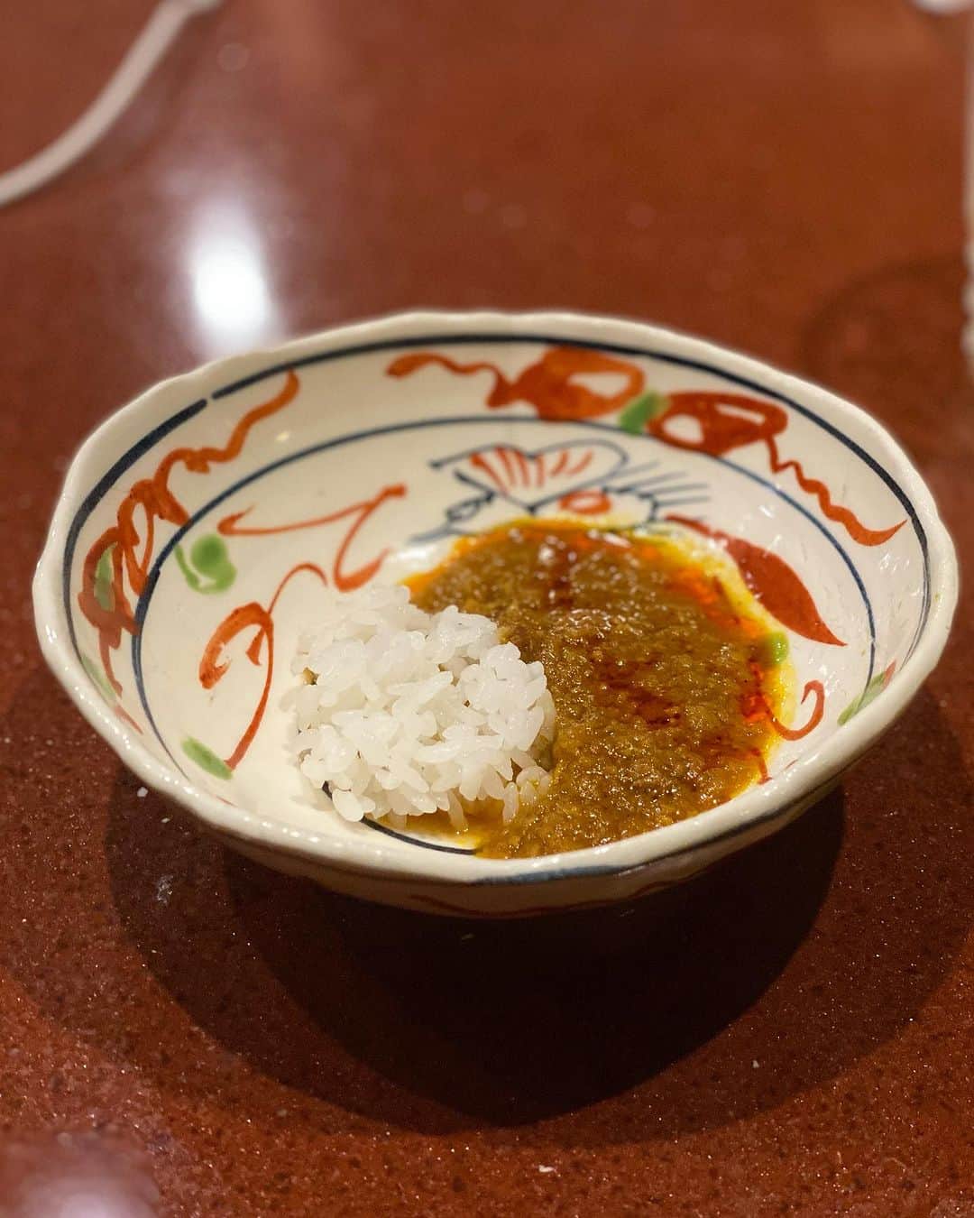 東京外食女さんのインスタグラム写真 - (東京外食女Instagram)「#中華寝台 #渋谷  〆の麻婆豆腐、 冷製坦々麺、 カレーは一口ずつでもいいから 絶対に食べて欲しい！  昔は冷製坦々麺を大盛りで 食べられたのに、 今は少しずつ3種類が 精一杯という年齢の壁を流石に感じながら 控えめに控えめに〆た。  昔はこの下にあったクレープ屋で クレープ２つも追加購入していた 若かりし頃もあった。  今はとにかく食べたいという モチベーションを 上げることが難しい。笑  それでも食べたい気持ちが溢れて止まらない そんなおいしくて心地よくて 大好きな中華寝台よ永遠に♾️  #チャイニーズベッド #chinesebed #渋谷中華 #中華料理  #中華 #東京グルメ #東京外食女 #foodstagram  #foodie #予約困難店 #百名店 #ペアリング #japan #shibuya #国際薬膳師  #tokyogaishokuonna」9月29日 15時28分 - himeno_0729