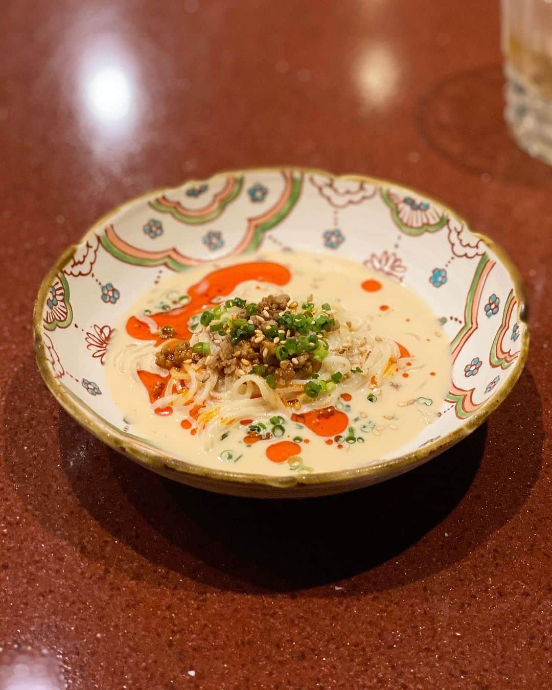 東京外食女さんのインスタグラム写真 - (東京外食女Instagram)「#中華寝台 #渋谷  〆の麻婆豆腐、 冷製坦々麺、 カレーは一口ずつでもいいから 絶対に食べて欲しい！  昔は冷製坦々麺を大盛りで 食べられたのに、 今は少しずつ3種類が 精一杯という年齢の壁を流石に感じながら 控えめに控えめに〆た。  昔はこの下にあったクレープ屋で クレープ２つも追加購入していた 若かりし頃もあった。  今はとにかく食べたいという モチベーションを 上げることが難しい。笑  それでも食べたい気持ちが溢れて止まらない そんなおいしくて心地よくて 大好きな中華寝台よ永遠に♾️  #チャイニーズベッド #chinesebed #渋谷中華 #中華料理  #中華 #東京グルメ #東京外食女 #foodstagram  #foodie #予約困難店 #百名店 #ペアリング #japan #shibuya #国際薬膳師  #tokyogaishokuonna」9月29日 15時28分 - himeno_0729