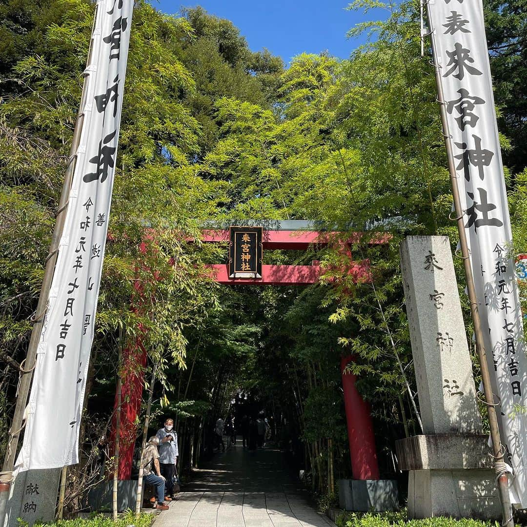 栗原祐太のインスタグラム：「⛩️ 來宮神社🙏 かなり前に訪れた事のある來宮神社に久しぶりに行きましたー  とても綺麗になっていて見やすくなっていましたが、すごいビジネス感を感じさせる神社だなとショックを受けました🥲  私はもう少し神聖な雰囲気が好きなので残念🥺  #神社 #來宮神社 #神社巡り #熱海 #カフェ　#神聖 #旅行　#温泉 #静岡」