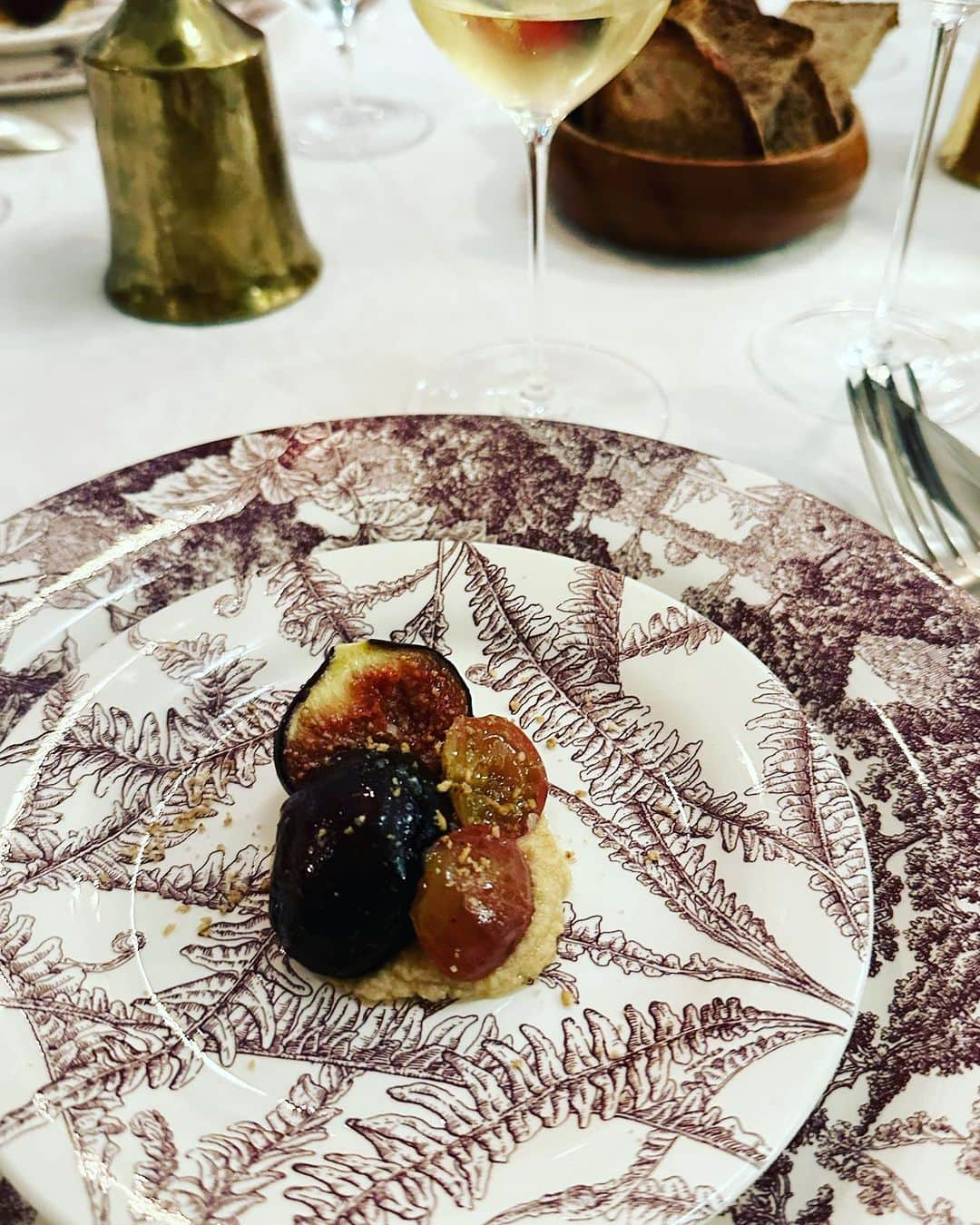 中塚翠涛さんのインスタグラム写真 - (中塚翠涛Instagram)「Belle soirée 🍷🍽️🇫🇷✨　  "旅する食卓"   私の凱旋ディナー会をと…開催してくださった @mademoiselleyoko 陽子さん❣️  "旅" をテーマに構成された美しいメニューに、穏やかで優しい秋風がそよぐ旅先をイメージしながら、私も美味しい旅の字をコラボレーション♪  ひと皿ごとに巡る色んな土地を思い浮かべながらいただく旅の味✈️🧳💓　 彼女はいつも特別なパリ時間をご用意してくださる、メリーポピンズのような人❣️  パリに到着してすぐに、早速美味しく楽しいインスピレーションをいただきました✨✨✨  開催場所は @mimimetis アートに溢れたみみちゃんの素敵なお家💓  世界中から集まった素敵な方々と美しいパリの夜を過ごさせていただきました🇫🇷🍷🍽️✨　  Merci mille fois 💓 @mademoiselleyoko  @mimimetis   avec  @nobukoaspen  @yuki_shunkohsha  @thierryoriez  @alex.iida  @mademoisellefields @adevals  etc...🍷💖🍽️🥂✨」9月29日 15時30分 - suitou