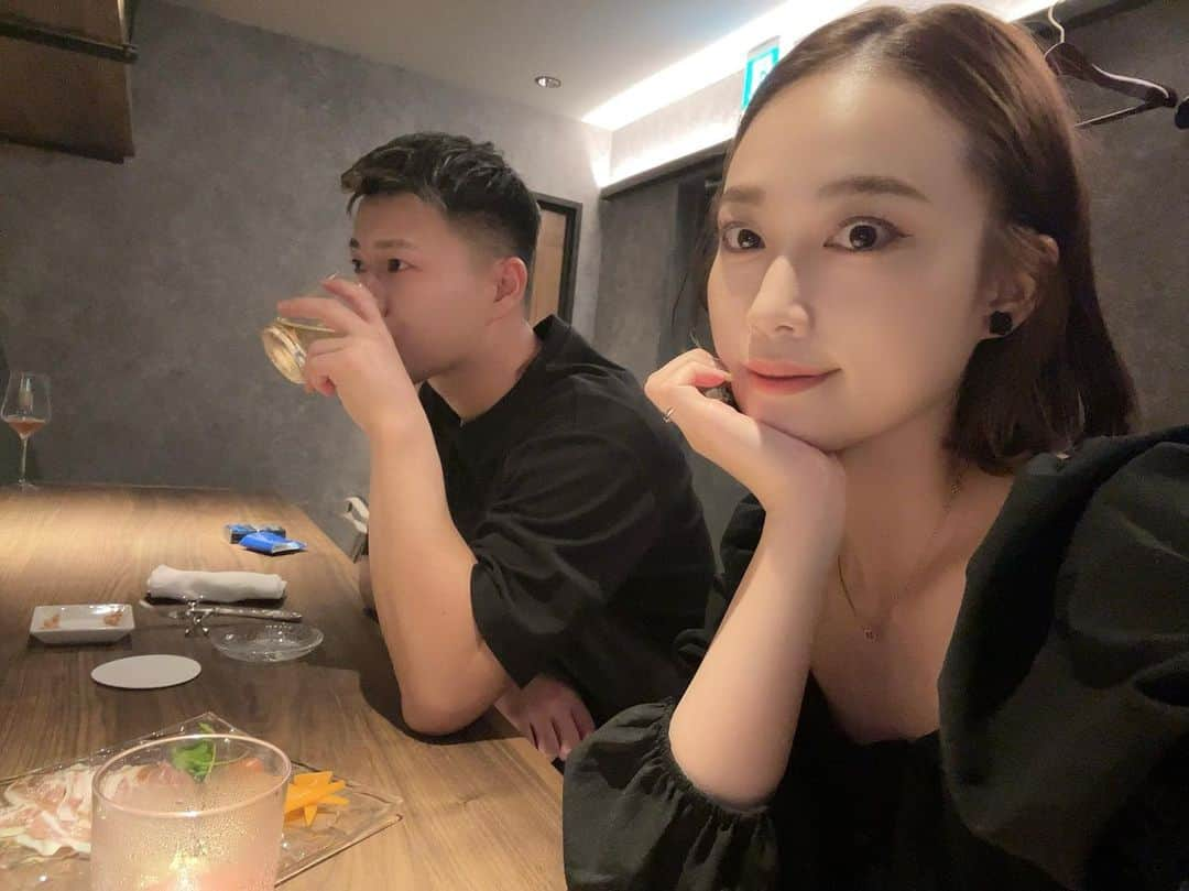 田中 レイナさんのインスタグラム写真 - (田中 レイナInstagram)「おしゃれなバーは落ち着くね☺️🍷 まさか地元の先輩と付き合って 地元の先輩のバーに通うことになるとは😁 小学生の時の自分に教えてあげたいww . #お洒落bar」9月29日 15時31分 - reinasu__429