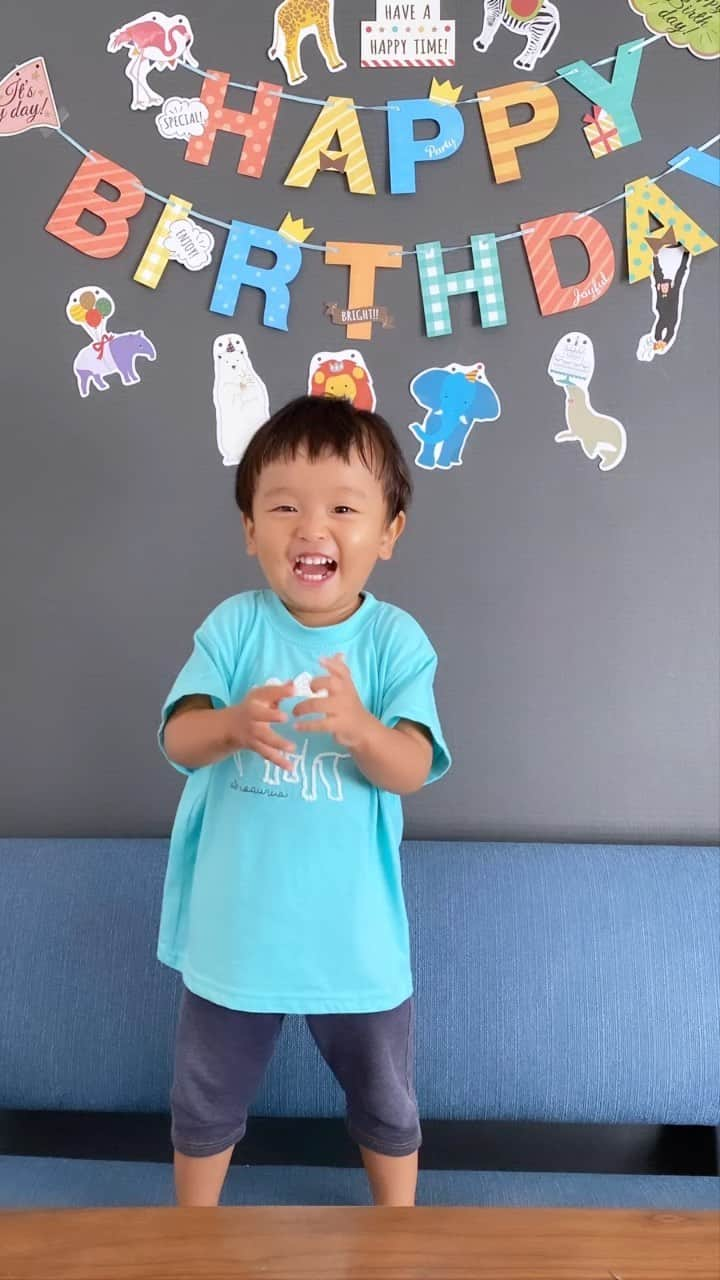 舞子のインスタグラム：「happy birthday🎂  もう２歳とかびっくりする😂  3人目できた！と報告した日が昨日のようです（笑）  おしゃべりが上手で愉快な息子。  最近のパワーワードは 「いっしょにあそぼうよ」 「だっこがいい」 「ひとくちちょーだい」 です（笑）  スクスク元気に育ってね🥰  #お誕生日おめでとう #息子2歳 #末っ子長男 #5人家族 #歳の差姉弟 #3kidsmama」