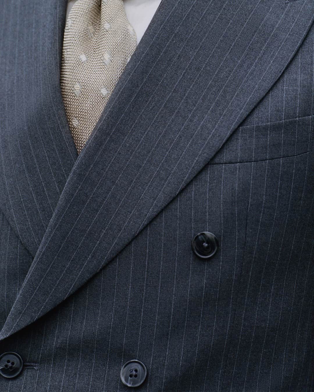のインスタグラム：「When every detail of the cloth whispers luxury and elegance and fineness.  #dormeuil #luxurytailoring #tailormade #luxuryfabrics #bespoketailoring #luxurynaturalfibers #ethicalcloth #sustainablefashion #sustainableluxury #1842paris #15point7」