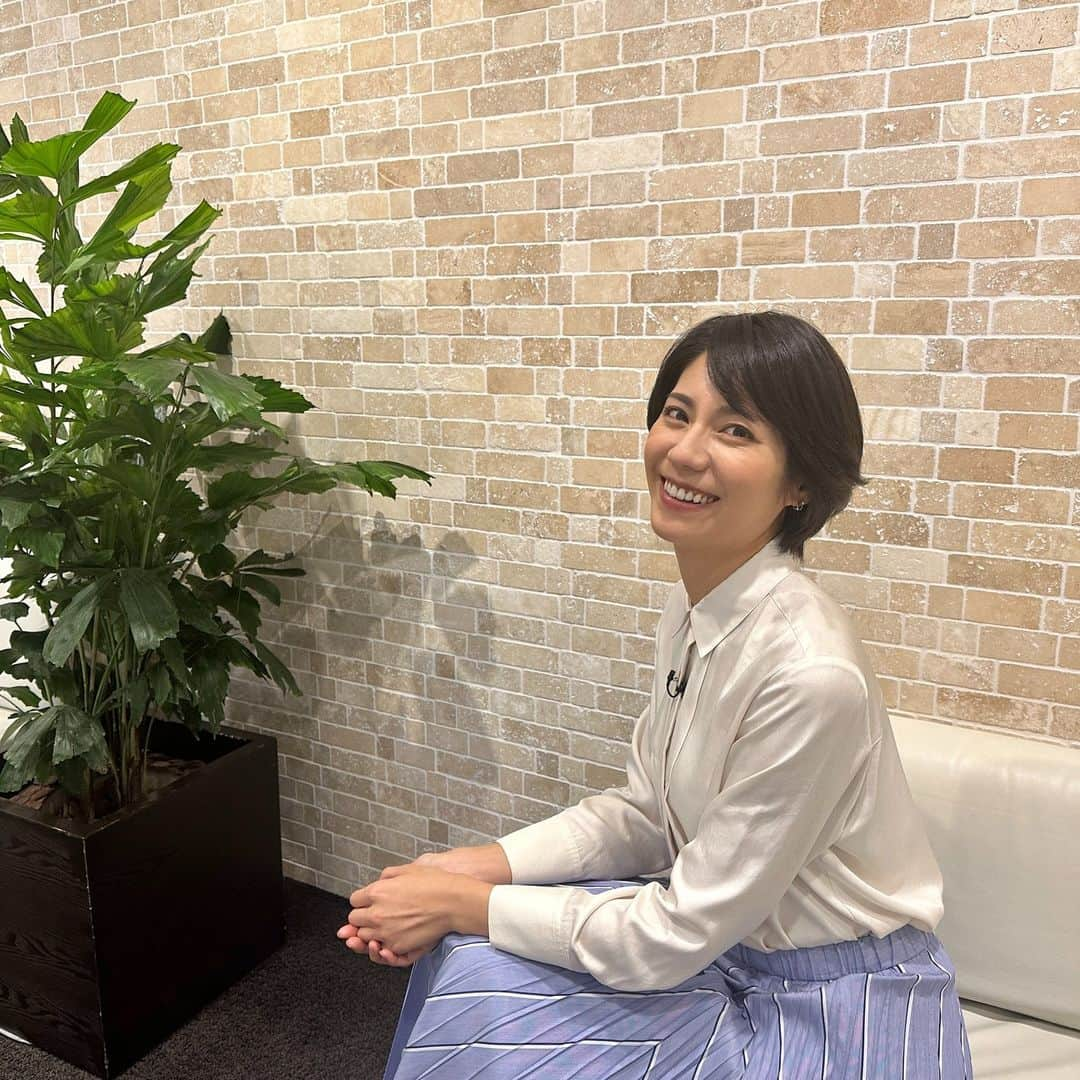 テレビ東京「ガイアの夜明け」さんのインスタグラム写真 - (テレビ東京「ガイアの夜明け」Instagram)「今夜10時は「あなたと共に生きたい！」最新“婚活”から見えるニッポンです。「移住婚」という移住を目的にした婚活にスポットを当てます。住みたい人気ランキング上位の沖縄で、幸せを手にした男女、そして婚活中の女性。さらに寒ブリで有名な富山・氷見市では迎える男性が男を磨く「男塾」に密着しました。 またシニアも輝きたいと、活発になっているという「シニア婚」も取材。果たしてパートナーに出会えるのか… 是非、ご覧下さい！  #1083 移住婚 ブラウス#MOGA #Jouete  #1083 移住婚 ブラウス#MOGA #Jouete」9月29日 15時36分 - gaia_no_yoake