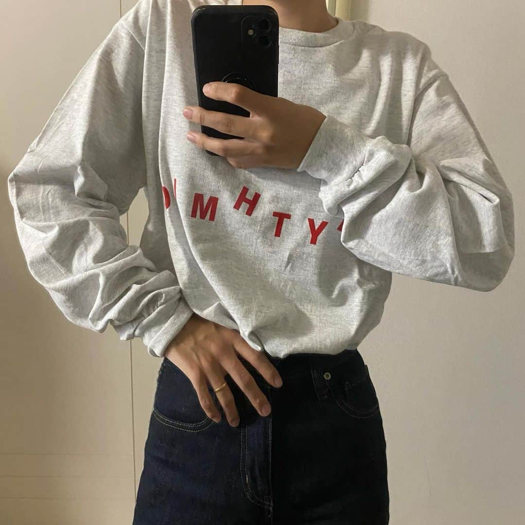 小田川エリカのインスタグラム：「・  @mivialoca  カジュアルで何にでも合わせやすい リズミックロゴTシャツ👕 オーバーサイズなところもお気に入り！ オートミールカラーかわいいなぁ🥣🫶  #mivialoca #大人カジュアル #ユニセックス #Tシャツコーデ #ロゴT #Tシャツ #オーバーサイズ #ビッグシルエット #ロンT」