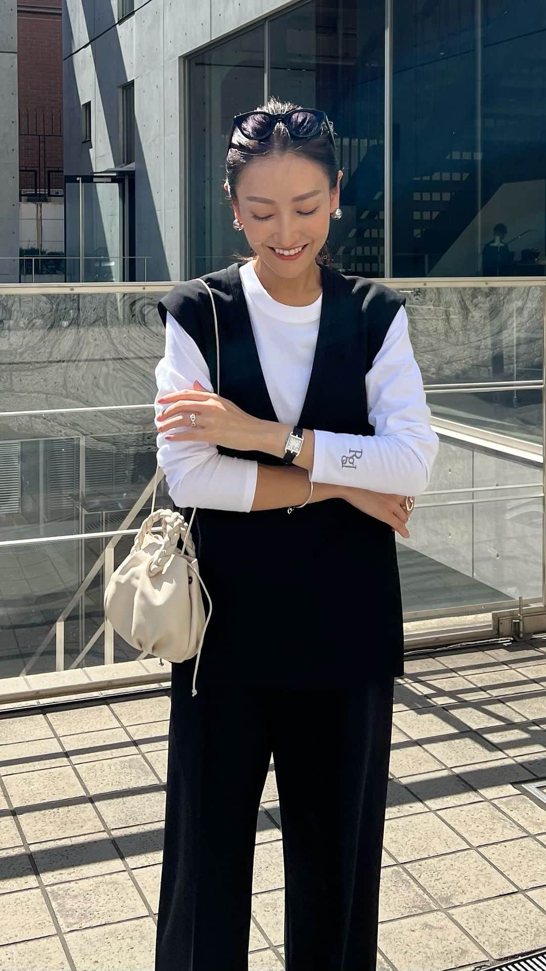 金子麻貴のインスタグラム：「お昼ライブありがとうございました💓少しの間残しますね🙌  今夜20時から新発売、再販のアイテムをご紹介しました。  ロンT新色のピンクは手元を見るたびキュンとなる可愛いお色です🩷  フィブリルシアーブラウス、Vネックベスト、プルオーバーニットどれも使いやすいアイテムばかり✨  名古屋POPUPの中綿コート少しだけご紹介しましたが、また色々ラインナップをライブでご紹介したいと思います🥰  #regleam#ロンT#ベスト#シアーブラウス#シンプルコーデ#ママコーデ#ブラウスコーデ#ニット#プルオーバー」