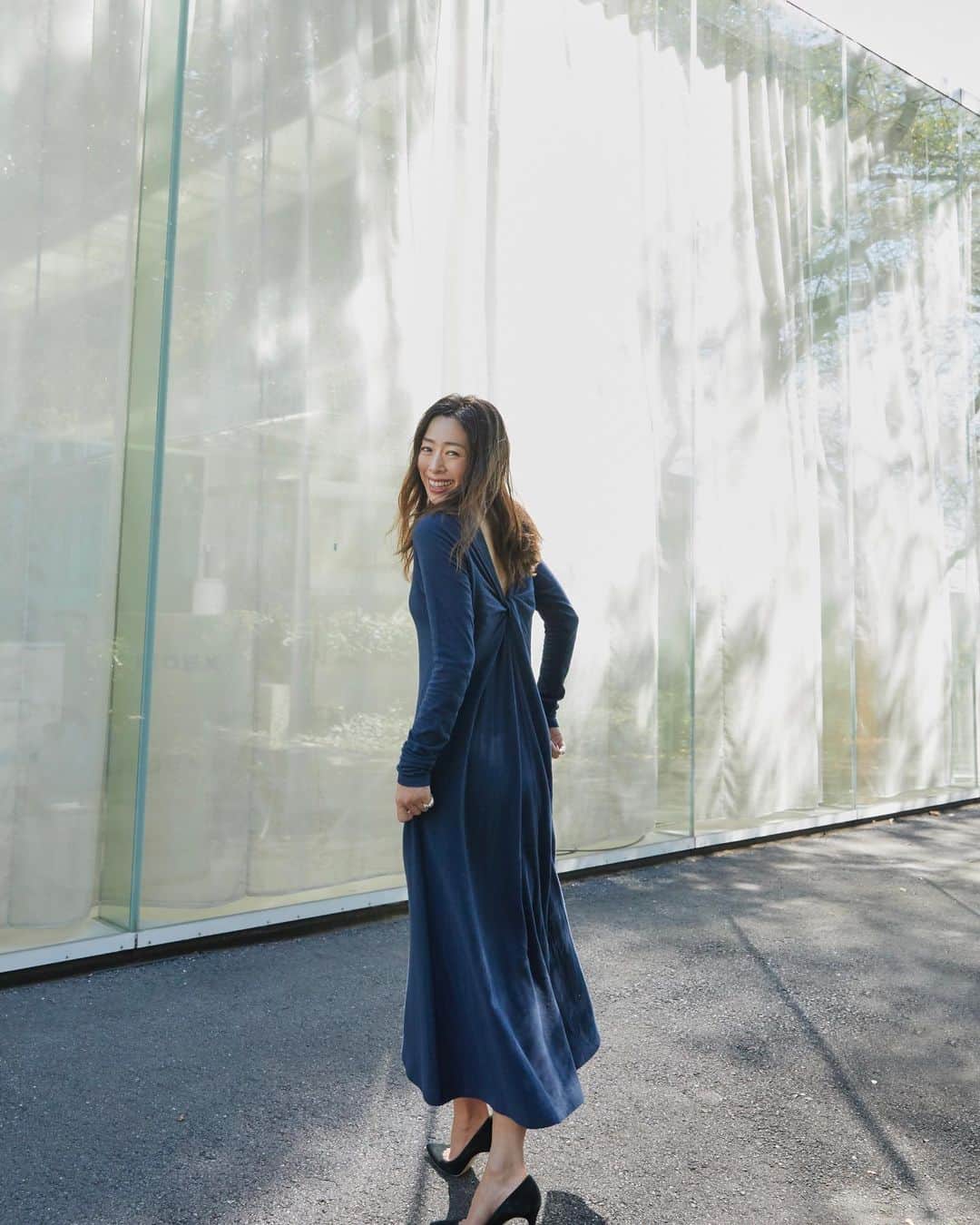 野沢和香のインスタグラム：「FLUFFY BACK OPEN DRESS 鉄板Navy💙  ラフに着られるカットソードレスだけど、ヒールやブーツを合わせれば綺麗めシーンにも対応できる優秀さ✨合わせによって色々な表情を楽しめます☺️ 歩くたびに動くAラインの美しいシルエットが女性らしいドレスです。  ぜひ一度手を通してほしいフワフワ感✨オーガニックコットンで、じゃぶじゃぶ洗えて、今くらいの季節から初夏まで年中楽しめるのも良いところ🩷  ネイビー、ライトグレー、ターコイズの3色、 S、Mサイズの展開です。 本日21時〜　@werthy.official で発売になります！ （お届けはご注文から1週間ほどでお届けとなります）」