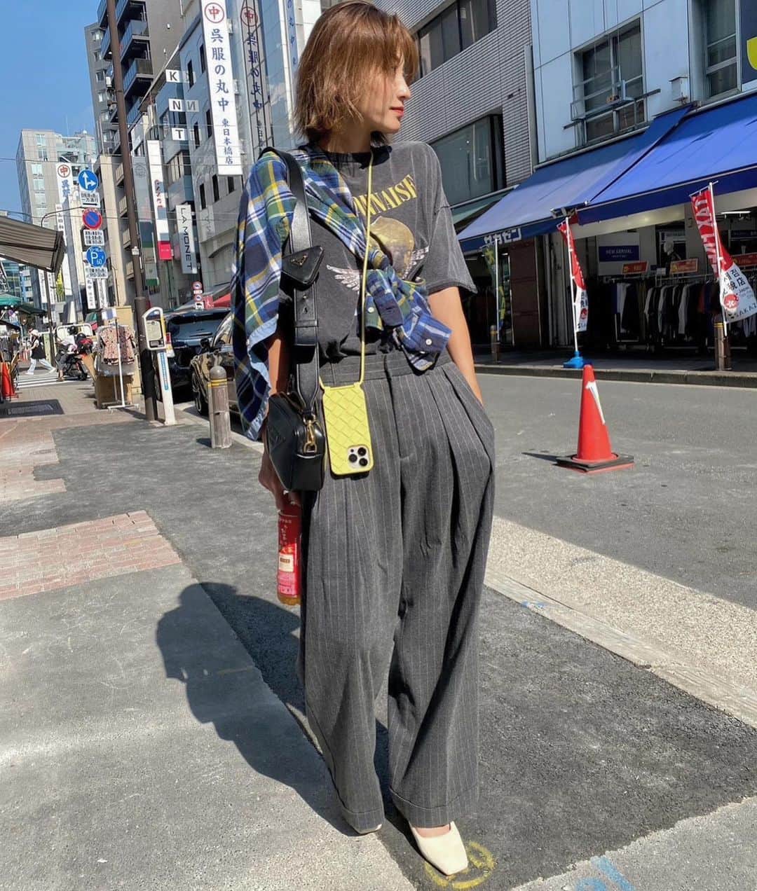 西山茉希さんのインスタグラム写真 - (西山茉希Instagram)「#組み合わせ変えて季節の変化 #メーク変わればナンカ変わる #街に溶けこむグレーコーデ  撮影終わりの自分が、 少しだけ大人レディーに感じられるあるある。  メークさんって、すごいね🙈✨」9月29日 15時46分 - maki.nshiyama50