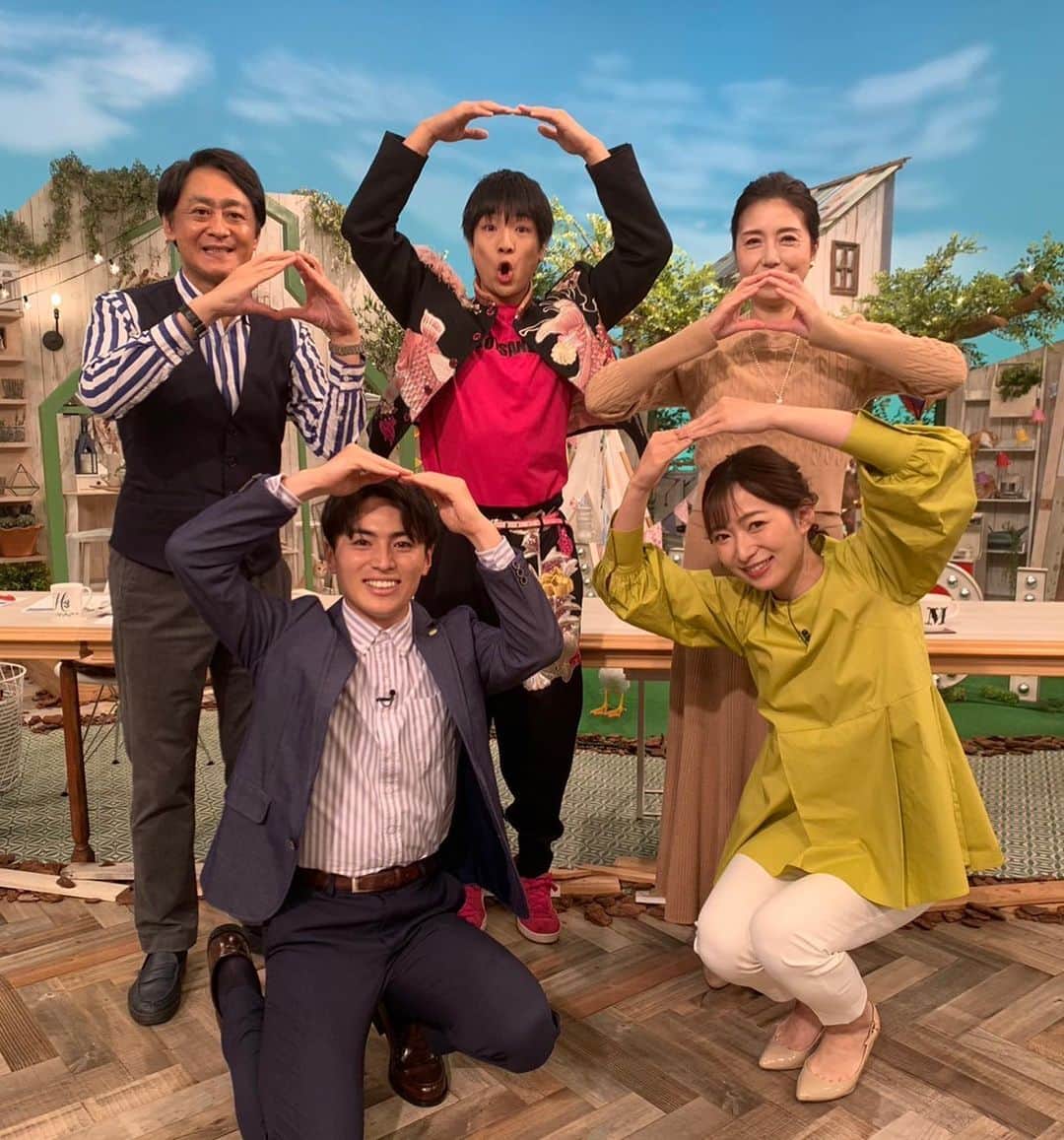 のインスタグラム：「今日の東海テレビ「スイッチ！」は BOYSANDMEN の 本田剛文さんと🎵 久しぶりにお会いできて嬉しかったです。 今日は中秋の名月🌕 みんなでお月様のポーズ　のつもり #東海テレビ #スイッチ！ #BOYSANDMEN  #本田剛文  さん #速水里彩  アナウンサー #鈴木翔太　アナウンサー #吉田ジョージ　さん」