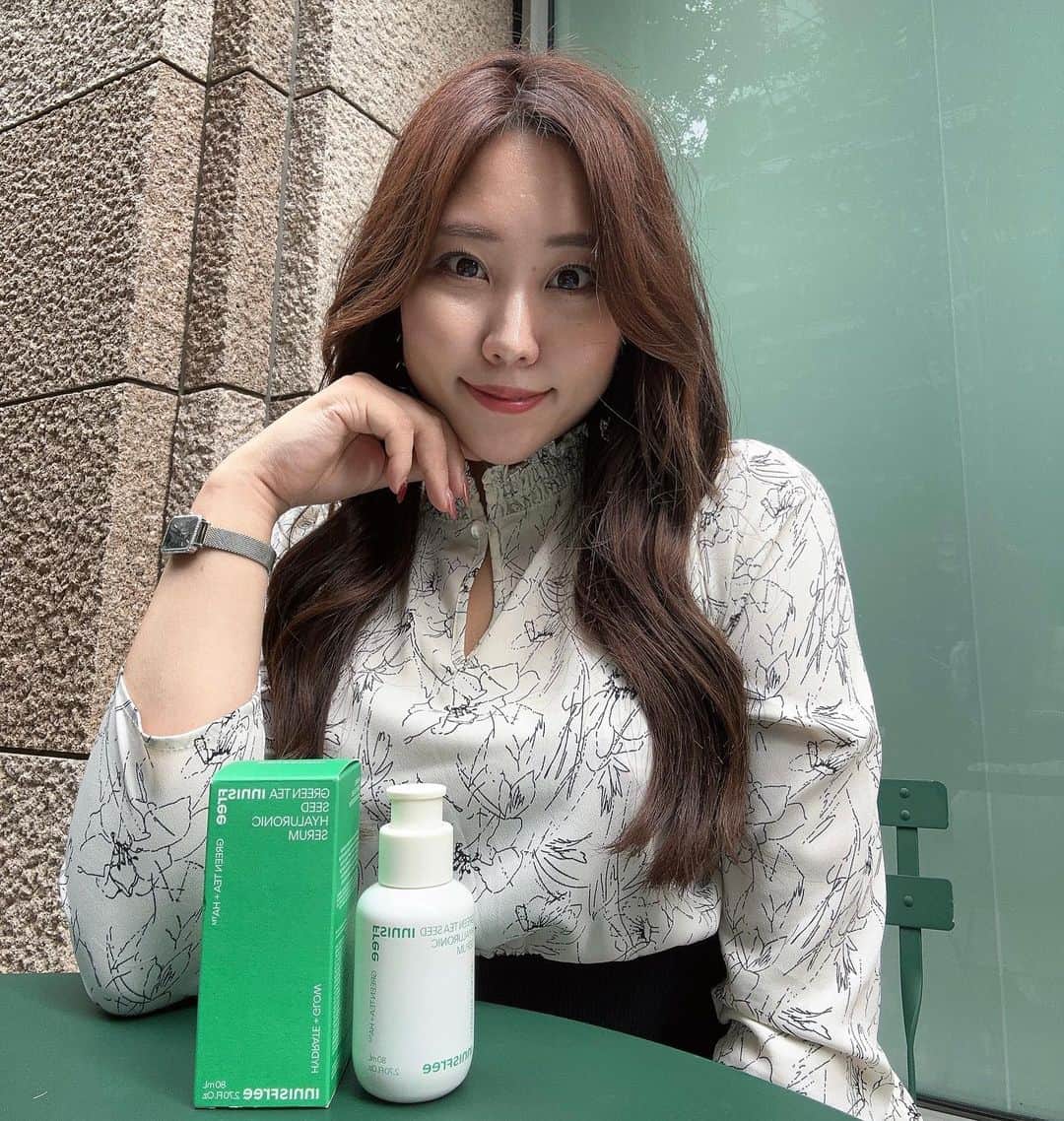 のインスタグラム：「イニスフリー @innisfreejapan ☘️グリーンティーシード ヒアルロン セラム ⁡ イニスフリーNo.1*1美容液のリニューアル商品なの🥺🫧 ⁡ 保湿成分チャ葉エキスとナノカプセルヒアルロン酸*2が、より素早く*3潤いを角質層のすみずみまで届けてくれるよ😌💡 ⁡ *1 韓国イニスフリー美容液カテゴリー販売金額(2021年売上) ⁡ *2 ヒアルロン酸Ｎａ、ヒアルロン酸、ヒアルロン酸クロスポリマーNa、加水分解ヒアルロン酸、アセチルヒアルロン酸Na ⁡ *3 従来品と比較 ⁡ 7月1日から、全国直営店、公式オンラインショップ、Qoo10、楽天市場店、Amazon、@cosme SHOPPINGで販売中なのでチェックしてね✨ ⁡ ┈┈┈┈┈┈┈┈┈♡ #イニスフリー #グリーンティーシードヒアルロンセラム #ヒアルロン酸 #innifriends #pr」