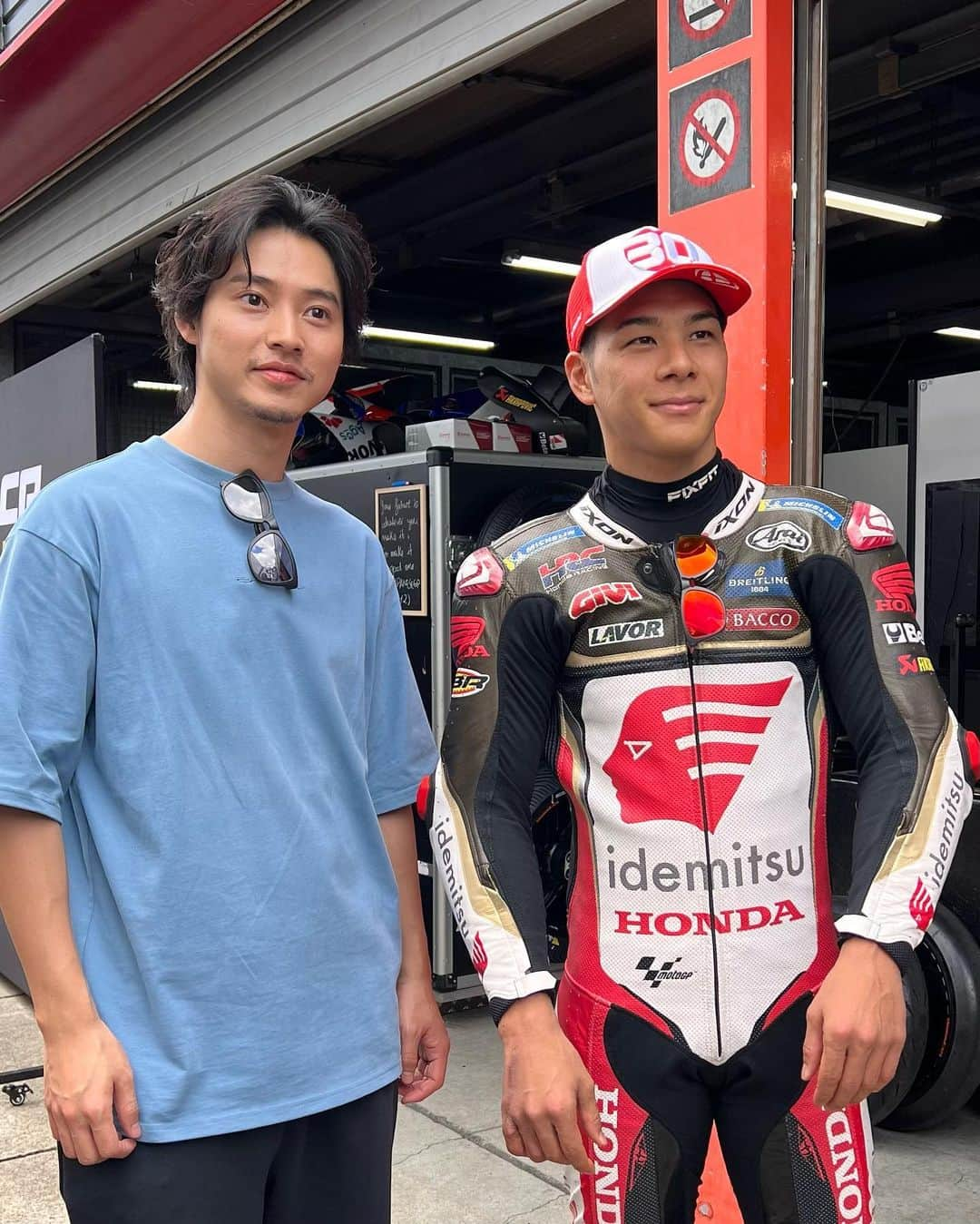 オークリージャパンのインスタグラム：「オークリー ライフスタイルアンバサダーで俳優の @kentooyamazaki さんが、MotoGPにフル参戦する @takanakagami 選手を訪問。 バイクという共通の話題がある二人が対面するという、オークリーならではのコラボレーションの様子をチェック😎  @motogp  #MotoGP #ProtectYourEyes」