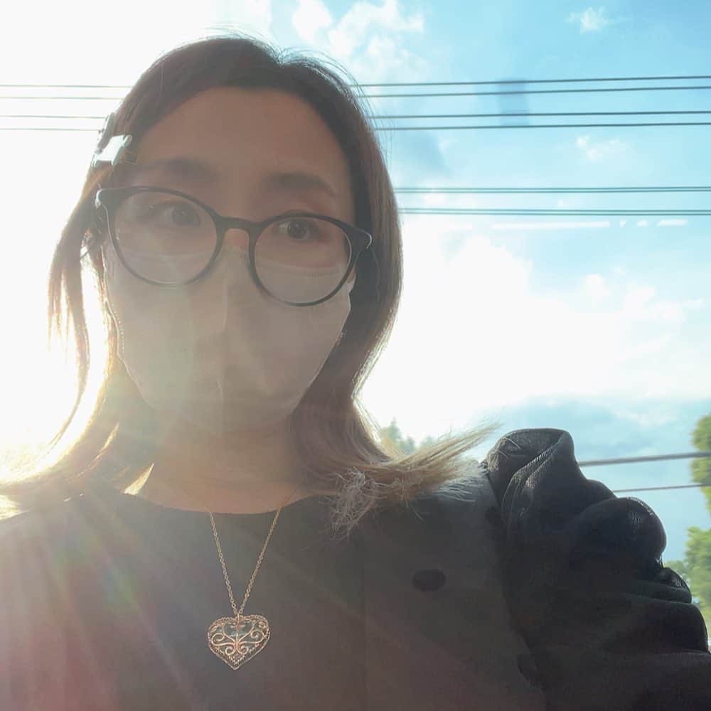 中上育実のインスタグラム：「窓ガラスが反射なかったバージョンと反射したバージョン。  なんかわからんが合成写真感すごい(笑)  #電車内」