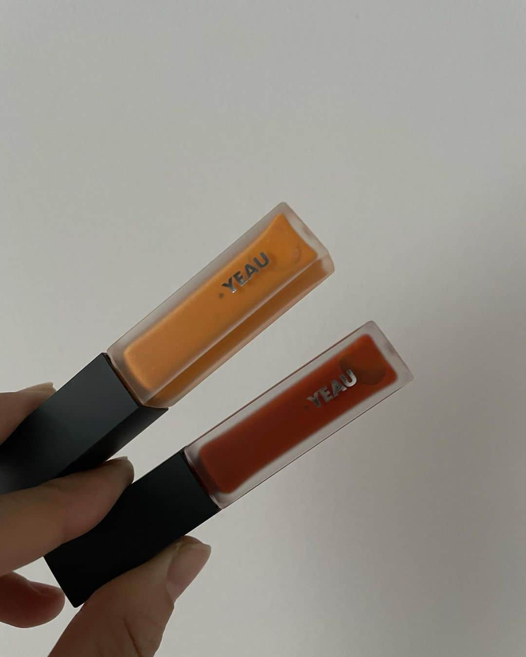 akiのインスタグラム：「@yeau_official  新作を💘  plumping lip gloss 01 Carrot plumping lip gloss 03 Mimosa  私は混ぜて使ってる👌 ずっとリップはマット派だったけど、最近秋冬でグロスも気になって使ったらいいかんじ👌  自然由来成分のフランスラベンダーエキスとカミツレエキスを配合し、唇をトリートメントしてくれて程よい艶感です💯  #yeau  #lip #cosme #makeup」