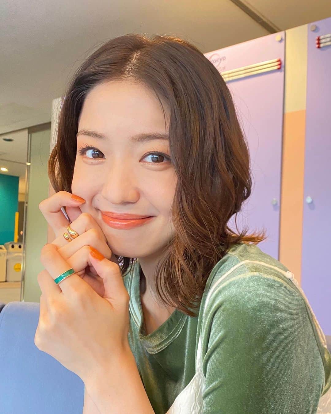 中村静香のインスタグラム：「どう、似合うかな？  珍しくグリーンコーデ🌵💚 あとこんなに前髪伸ばしたの初めて！」