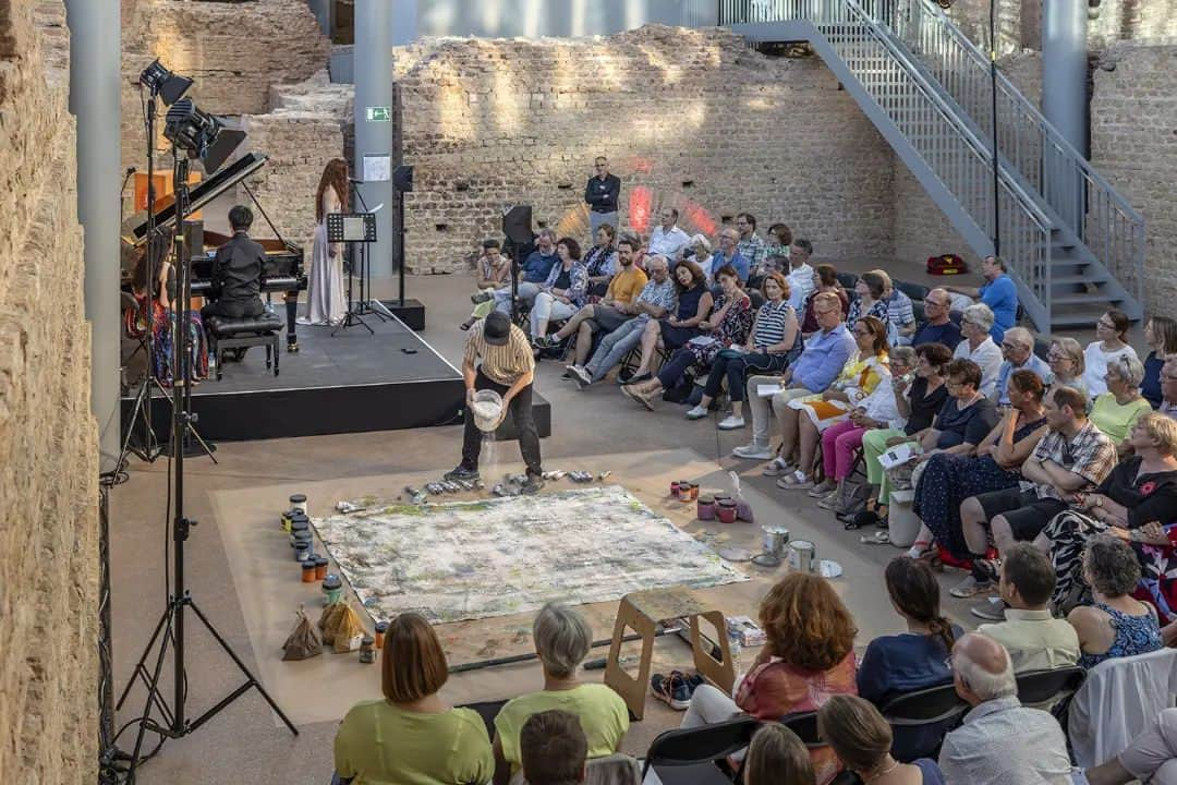 福間洸太朗さんのインスタグラム写真 - (福間洸太朗Instagram)「Souvenirs in Trier  Es war mir eine große Freude, zum erstmal im Mosel Musik Festival mit tollen Künstlern in diesem wunderschönen besonderen Ort aufzutreten und zwei verschiedene Programme zu spielen! Vielen Dank allen Beteilgten❣  1. Amor&Psyche Mit Livepainting + Text Vorlesung Duo mit @danae_violin, Livepainting mit @janushochgesand und Text Vorlesung mit @lisa_und_der_wolf   Fotos 1-6  @mundt.helge  2. "Kreisleriana" Text Vorlesung mit Michael Fürtjes  Und es war auch schön, den japanischen  Klavierstimmer in Trier kennenzulernen! Danke, Naruhiko. 😊  9月8日に🇩🇪最古の街と言われるトリーアのモーゼル音楽祭に出演し、ローマ時代の浴場遺跡で、夕方はライブペインティング、朗読付で🎻とデュオ、夜は朗読付の『クライスレリアーナ』を演奏しました。 何とも貴重な経験をしました！  そしてこの時の調律は、トリーアに住む日本人の重田成彦さんでした。元トロンボーン奏者だそうですが、🇩🇪で調律とピアノ製作を勉強され、短期間で今勤められるスタインウェイディーラーの専属技術者になられたそうです。 今後のご活躍を期待してます！😊   #MoselMusikFestival #Trier #Amor&Psyche #DanaePapamattheouMatschke  #LisaWolfert #JanusHochgesand #MichaelFürtjes #Viehmarktthermen #NaruhikoShigeta #トリーア #モーゼル音楽祭 #ダナエパパマテウマチュケ #リザヴォルフェルト #ヤヌスホッホゲザント #ミヒャエルフュルトゥエス  #重田成彦 #ライブペインティング」9月29日 15時54分 - kotarofsky