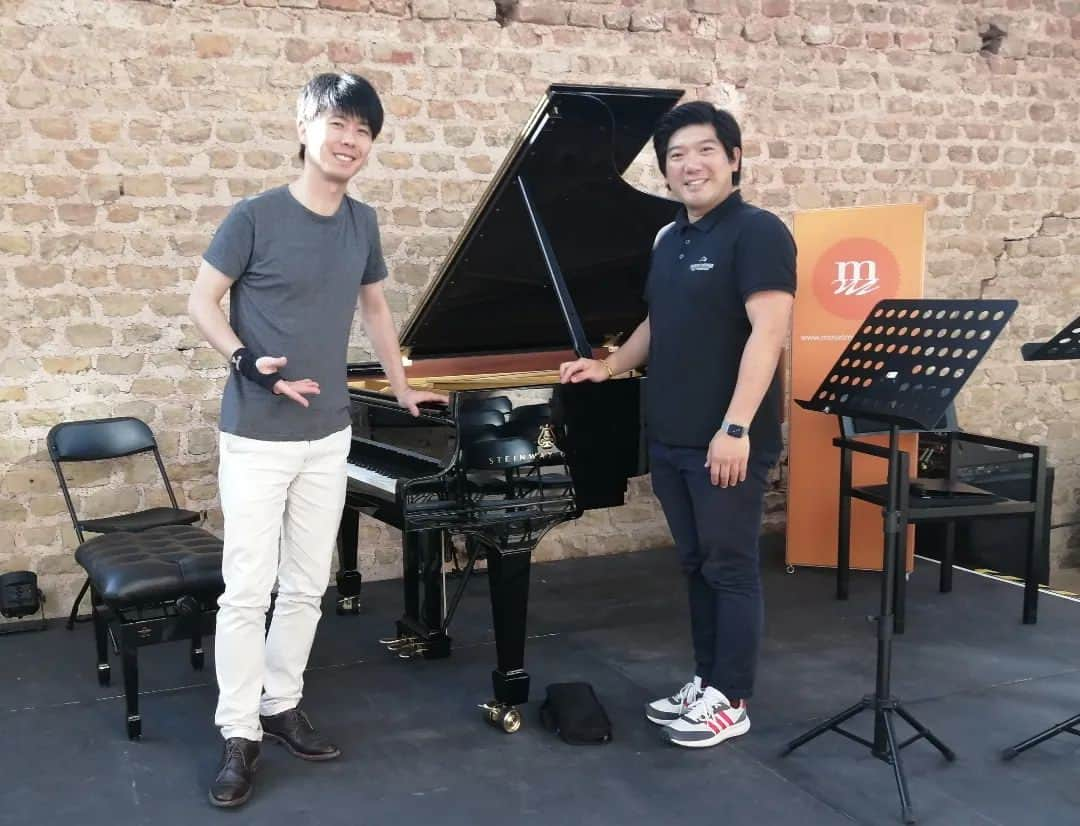 福間洸太朗さんのインスタグラム写真 - (福間洸太朗Instagram)「Souvenirs in Trier  Es war mir eine große Freude, zum erstmal im Mosel Musik Festival mit tollen Künstlern in diesem wunderschönen besonderen Ort aufzutreten und zwei verschiedene Programme zu spielen! Vielen Dank allen Beteilgten❣  1. Amor&Psyche Mit Livepainting + Text Vorlesung Duo mit @danae_violin, Livepainting mit @janushochgesand und Text Vorlesung mit @lisa_und_der_wolf   Fotos 1-6  @mundt.helge  2. "Kreisleriana" Text Vorlesung mit Michael Fürtjes  Und es war auch schön, den japanischen  Klavierstimmer in Trier kennenzulernen! Danke, Naruhiko. 😊  9月8日に🇩🇪最古の街と言われるトリーアのモーゼル音楽祭に出演し、ローマ時代の浴場遺跡で、夕方はライブペインティング、朗読付で🎻とデュオ、夜は朗読付の『クライスレリアーナ』を演奏しました。 何とも貴重な経験をしました！  そしてこの時の調律は、トリーアに住む日本人の重田成彦さんでした。元トロンボーン奏者だそうですが、🇩🇪で調律とピアノ製作を勉強され、短期間で今勤められるスタインウェイディーラーの専属技術者になられたそうです。 今後のご活躍を期待してます！😊   #MoselMusikFestival #Trier #Amor&Psyche #DanaePapamattheouMatschke  #LisaWolfert #JanusHochgesand #MichaelFürtjes #Viehmarktthermen #NaruhikoShigeta #トリーア #モーゼル音楽祭 #ダナエパパマテウマチュケ #リザヴォルフェルト #ヤヌスホッホゲザント #ミヒャエルフュルトゥエス  #重田成彦 #ライブペインティング」9月29日 15時54分 - kotarofsky