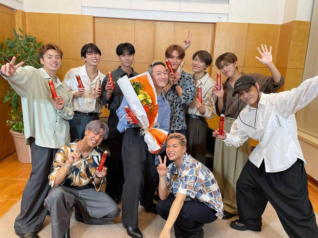 VOCE編集部さんのインスタグラム写真 - (VOCE編集部Instagram)「先日行いましたest×THE JET BOY BANGERZスペシャルインスタライブはご覧いただけましたでしょうか？？ 9月26日ちょうどTJBBの皆さんの結成一周年の日に、エストのタイアップインスタライブにご出演いただきました✨✨ まだの方はアーカイブ残っておりますのでぜひご覧ください☺️ TJBBの美容事情、そして皆さんにお試しいただいたエストの名品たちの魅力をたっぷり語っていただきました！ メンバーの皆さんは、今回初体験していただいた炭酸※泡の美容液「エスト セラム ワン アドバンスド【医薬部外品】（販売名：エスト　エッセンスTa）」のトリコ！💕💕 ぜひ皆さんもお試しください😎   また、現在エストではプレゼントキャンペーンを実施中。その名も「＃魅惑の理由」レビューキャンペーン、商品の感想を投稿すると「エスト セラム ワン アドバンスド」がもらえるチャンスです。 詳細はエストのHPをご確認ください！   ※炭酸ガス（噴射剤）    （VOCE編集 M）   ーーーーーーーーーーーーーーーーーーーーー   VOCE のInstagram では新作コスメ情報やメイクテク、撮影舞台裏を毎日お届け!ぜひ フォロー&チェックして！！  @vocemagazine #PR #voce #voce おすすめ #vocemagazine #ヴォーチェ #美容マニア #美容好きさんと繋がりたい #コスメ好きさんと繋がりたい #インスタライブ #ライブ配信 #est #エスト #炭酸美容 #thejetboybangerz #宇原雄飛 #エイロン #石川晃多 #田中彰 #桑原巧光 #佐藤陽 #古嶋滝 #NOSUKE #佐藤蒼虎 #中村碧 #セラムワンアドバンスド #エストザローション #アクティベートサーキュレータ―」9月29日 15時58分 - vocemagazine