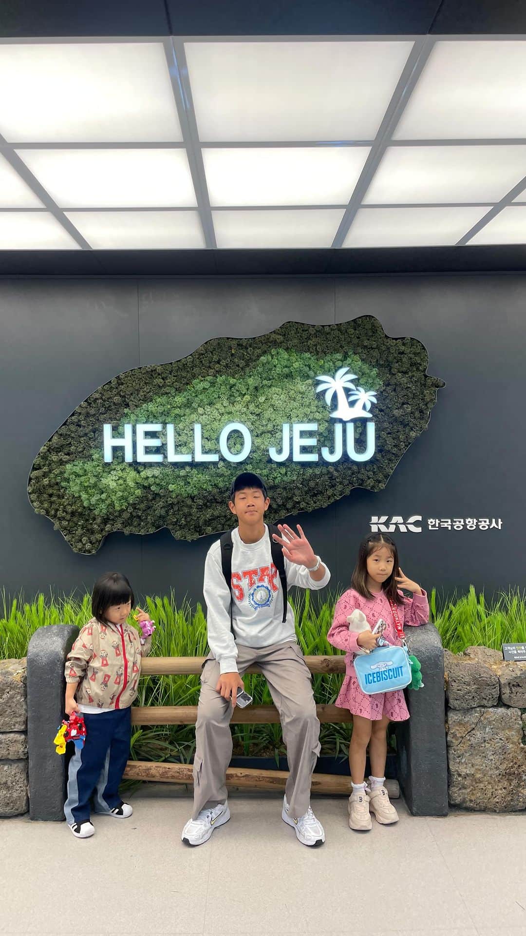 キム・ソンウンのインスタグラム：「제주도착!!!!! 햅삐추석♥️ #ssung_제주」