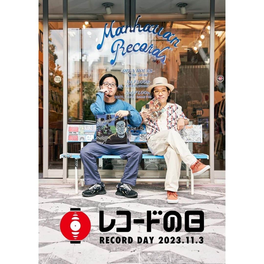 ハナレグミさんのインスタグラム写真 - (ハナレグミInstagram)「. 『レコードの日 2023』メインビジュアルで永積が持っているのは、11/3にリリースされる「タイムマシーンにのって/家族の風景」の7inchレコード♪ Side Bには「タイムマシーンにのって/家族の風景」インスツルメンタルトラックが収録！ 税込¥2,200ですのでこちらも併せてチェックです♪ https://summit-shop.net/items/64ddbc3f26a25c0030073537 . . . #レコードの日 #レコードの日2023 . #タイムマシーンにのって #家族の風景 #7inchレコード . #PUNPEE さん . #ハナレグミ #永積崇」9月29日 16時08分 - hanaregumi.official